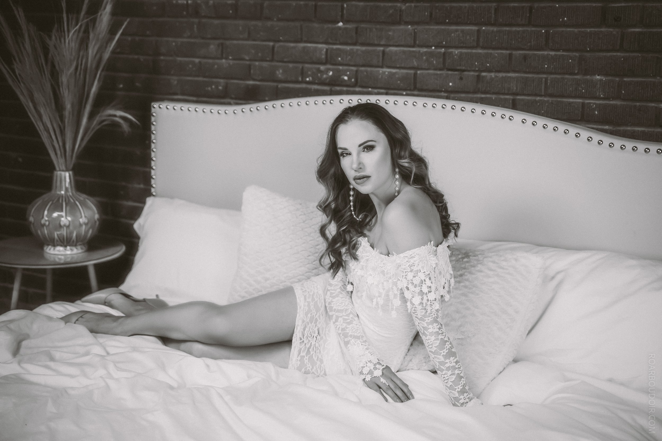 roar boudoir - cincinnati ohio boudoir photographer - white sheets-4.jpg