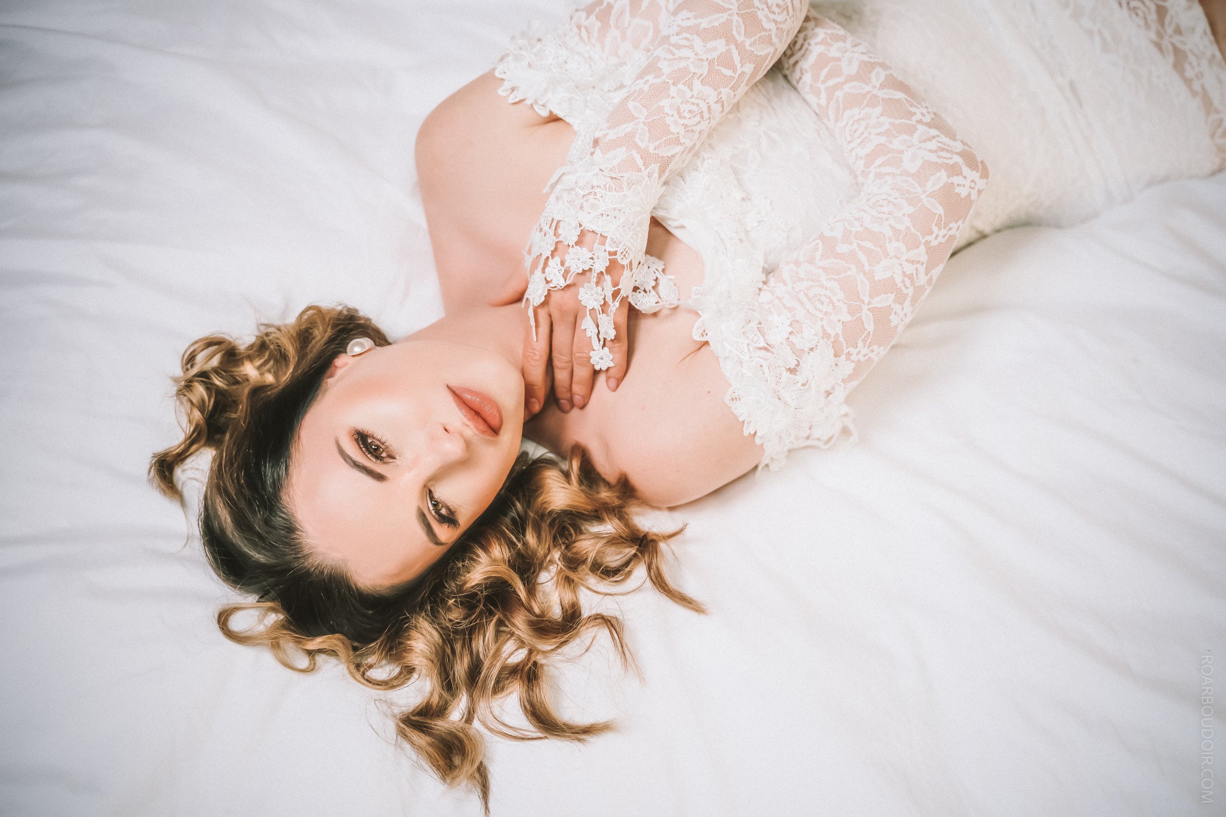 roar boudoir - cincinnati ohio boudoir photographer - white sheets-10.jpg