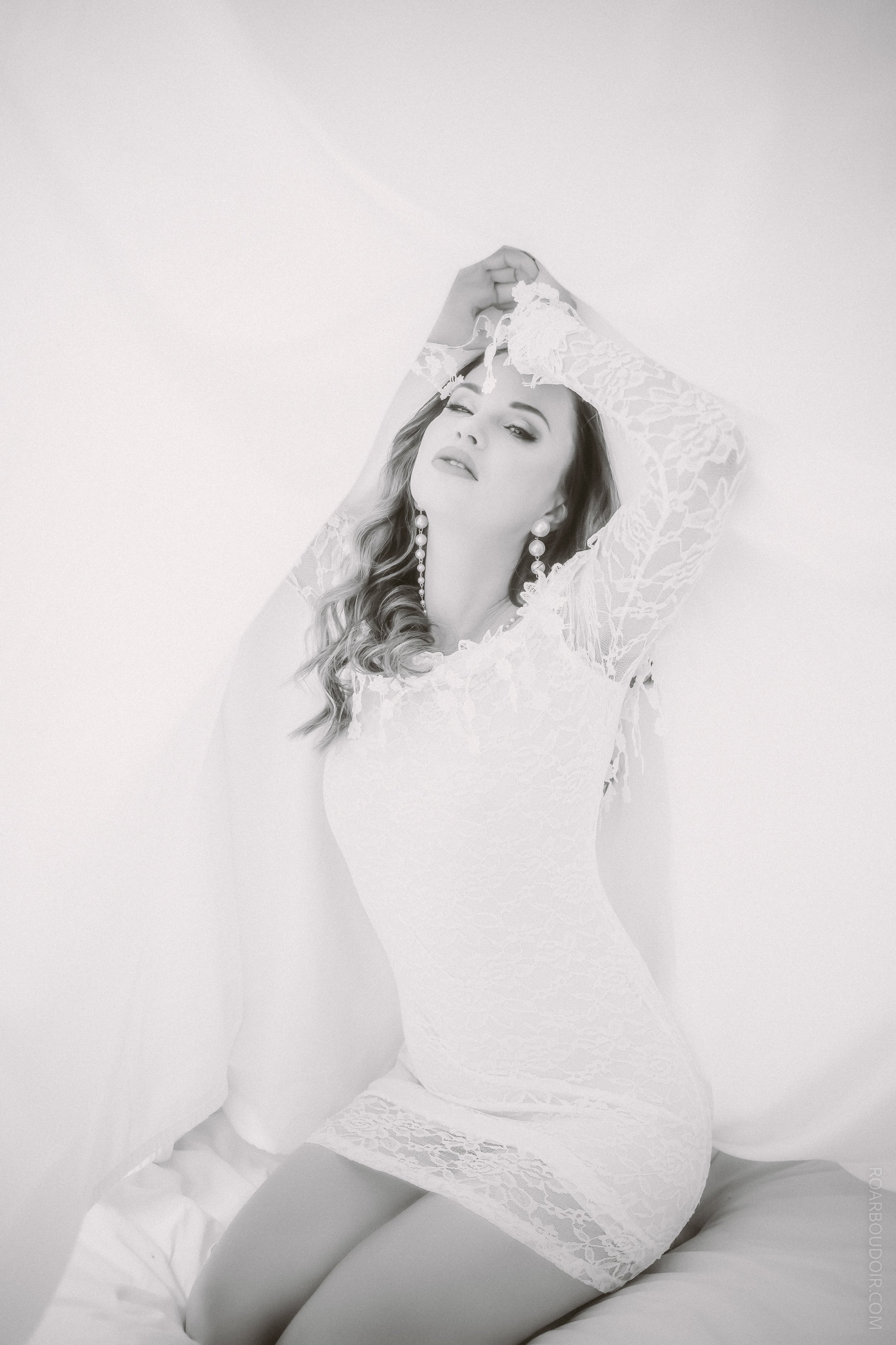 roar boudoir - cincinnati ohio boudoir photographer - white sheets-15.jpg