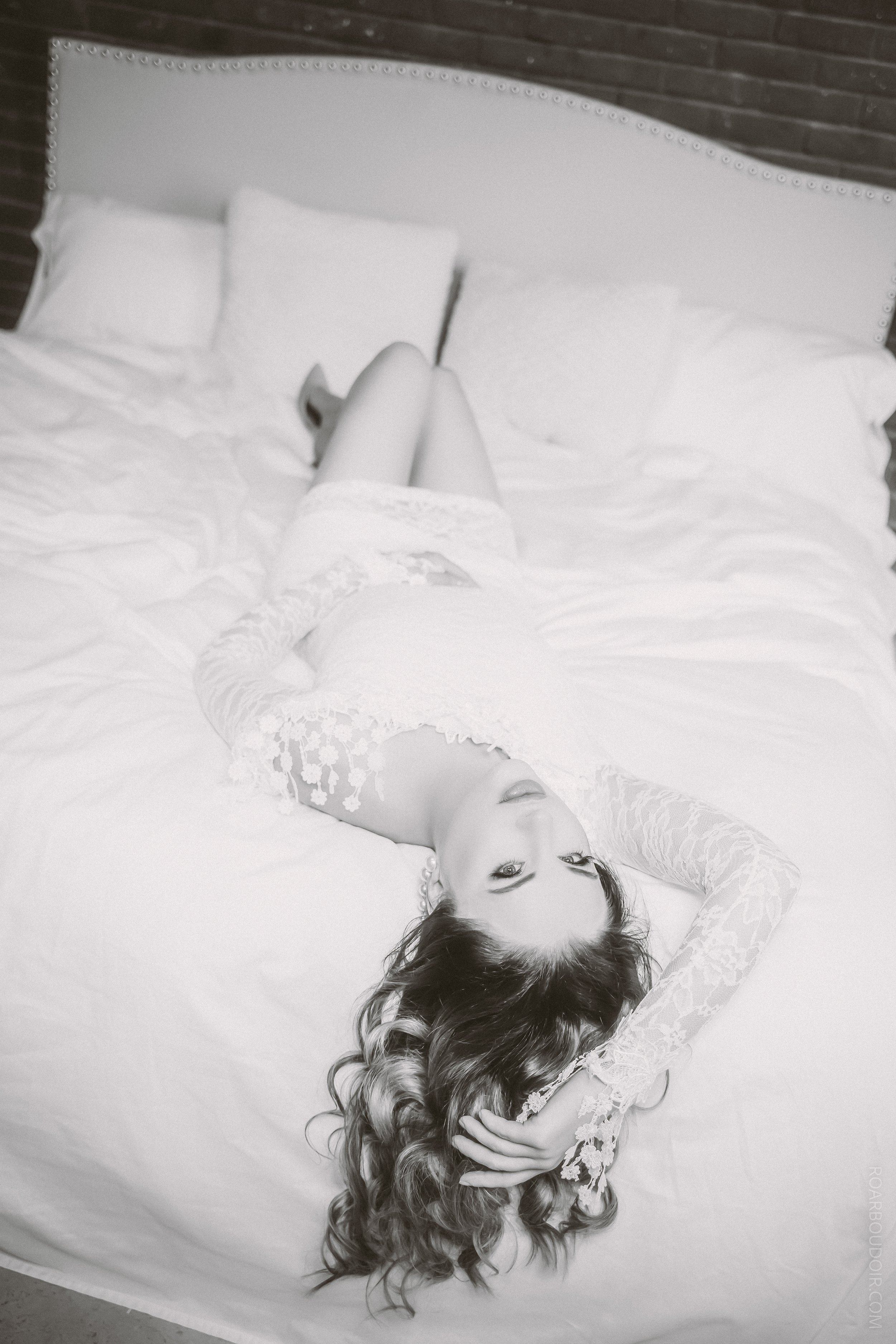 roar boudoir - cincinnati ohio boudoir photographer - white sheets-13.jpg
