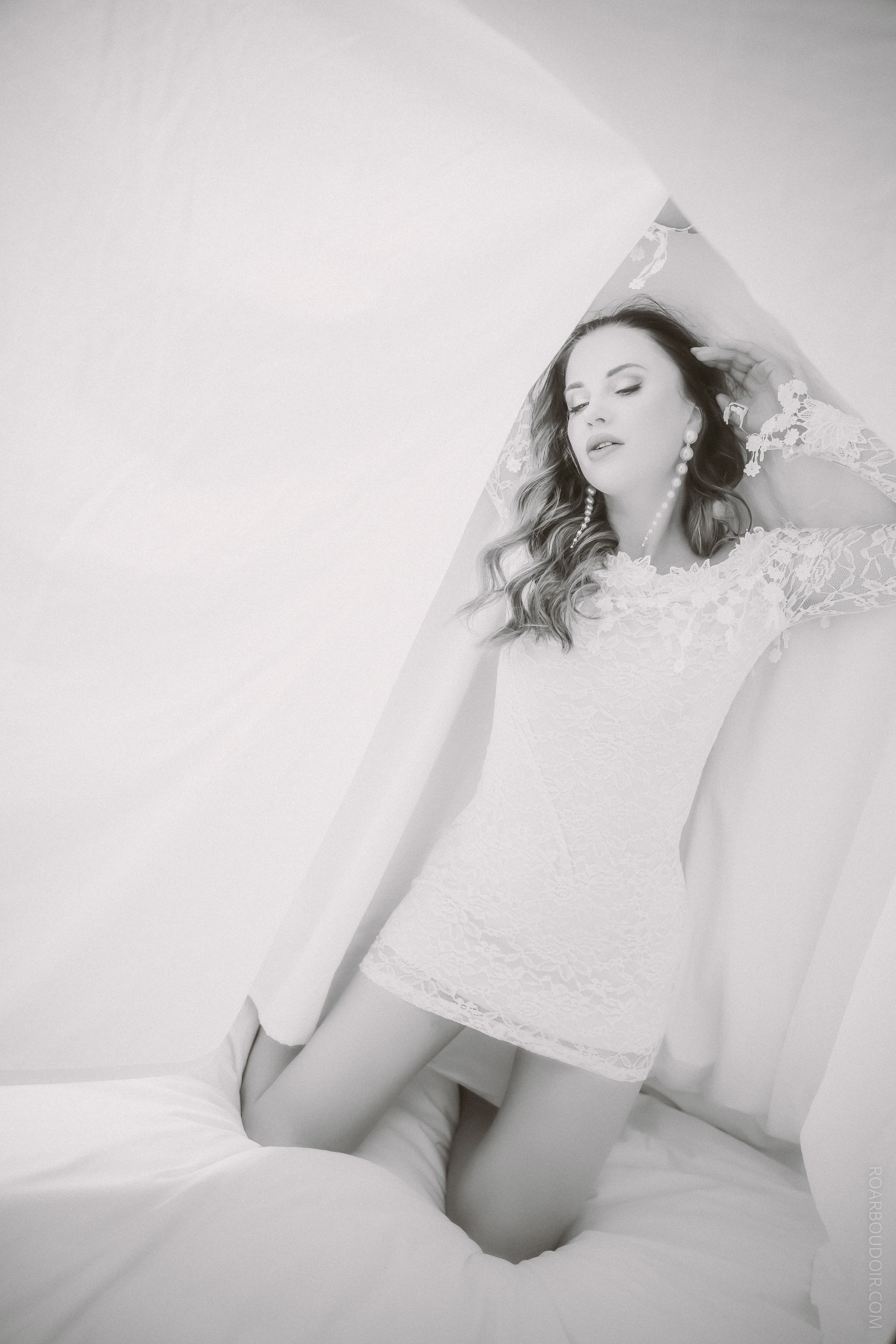 roar boudoir - cincinnati ohio boudoir photographer - white sheets-21.jpg