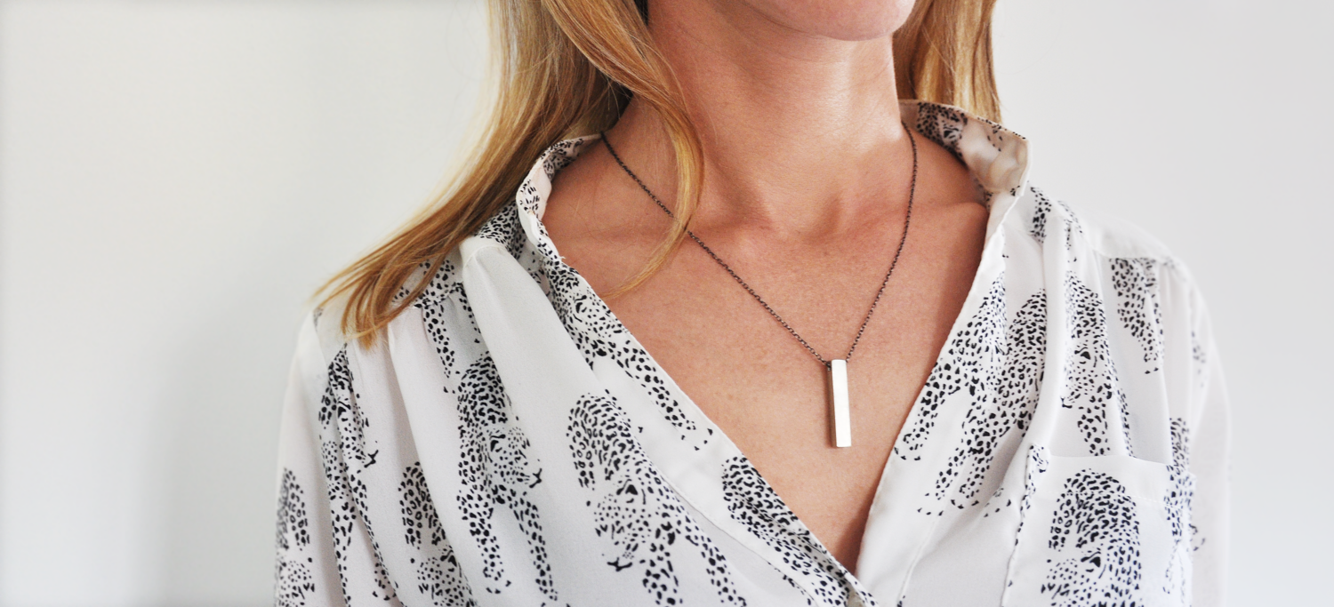 Discover The World Around You Bar is a companion that works for you. The wearable device subtly notifies you when you're near something of interest so that you can discover new things about the world around you