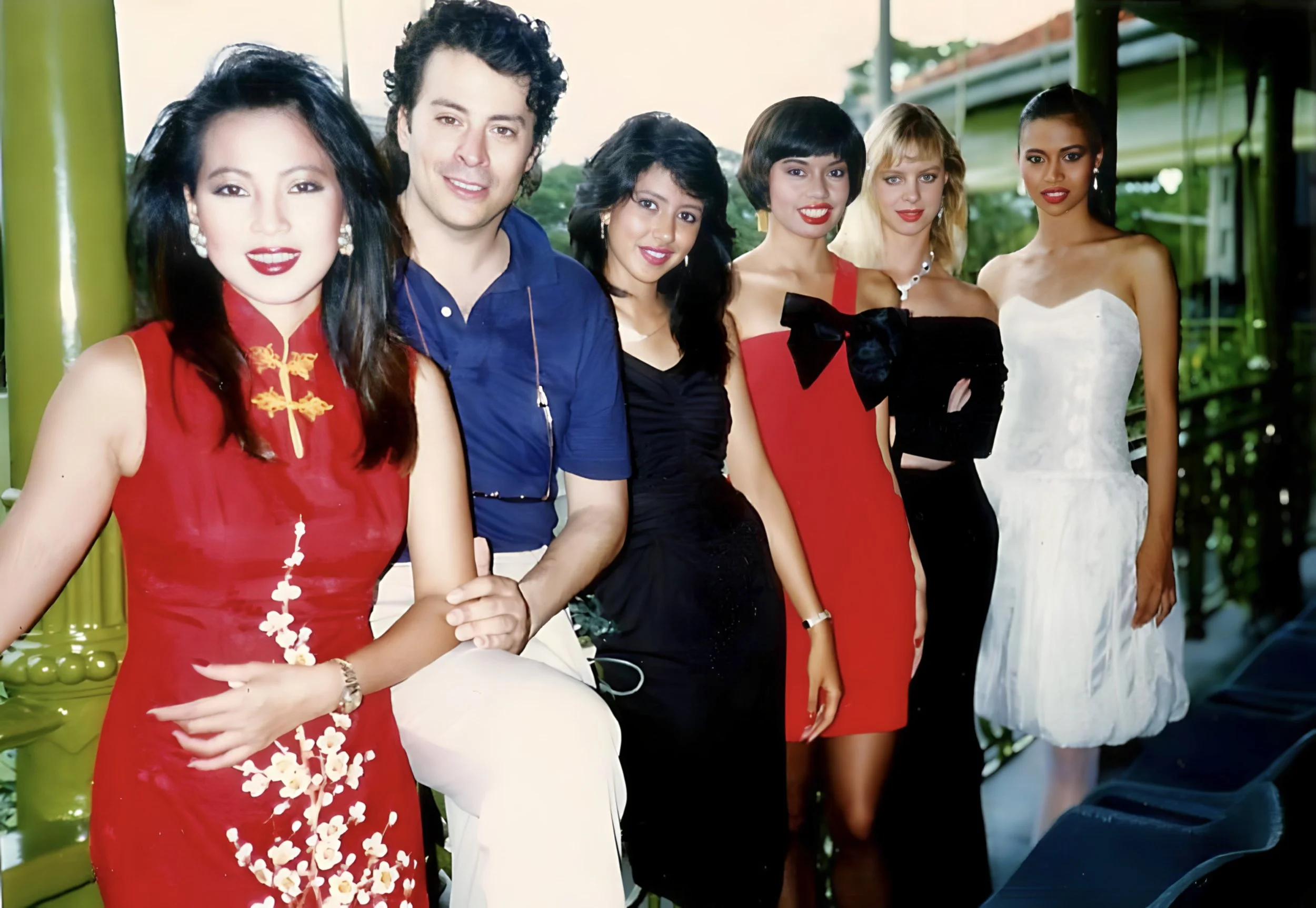 With models, terrace of Singapore Club, Juklio Iglesias doc, 1987