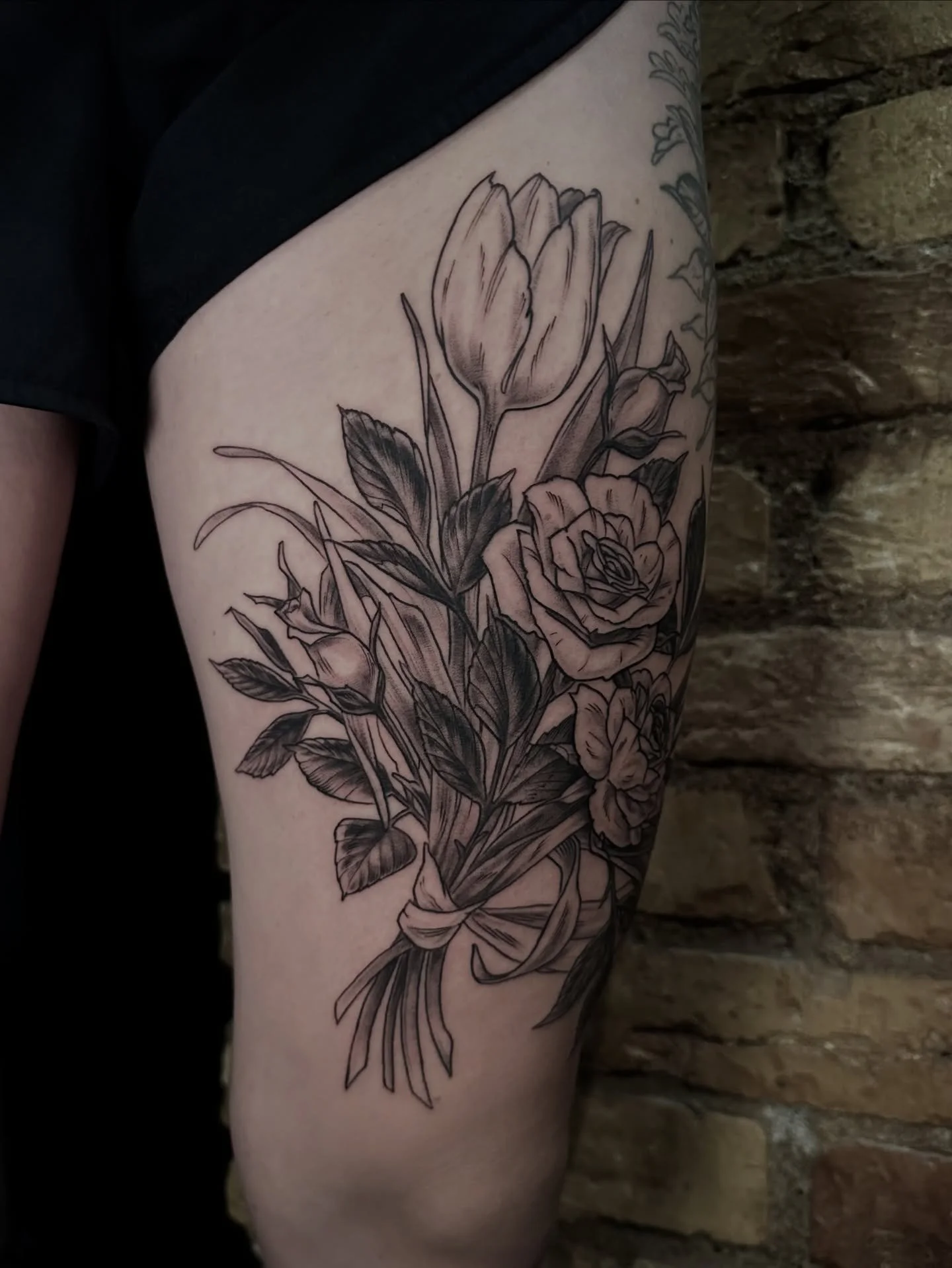 One shot dark bouquet for Kace—who is so dang cool! You can also see a healed moth and night sky tattoo from over a year ago settled in nicely! Thanks again for working with me on this! So excited for another one in a few!
.
#mntattoo #mntattoo