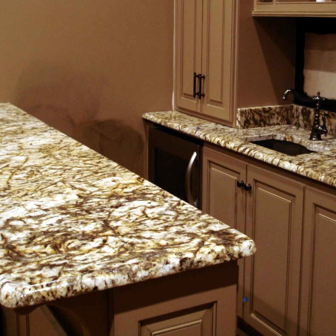 3 cm White Tiger granite-media room