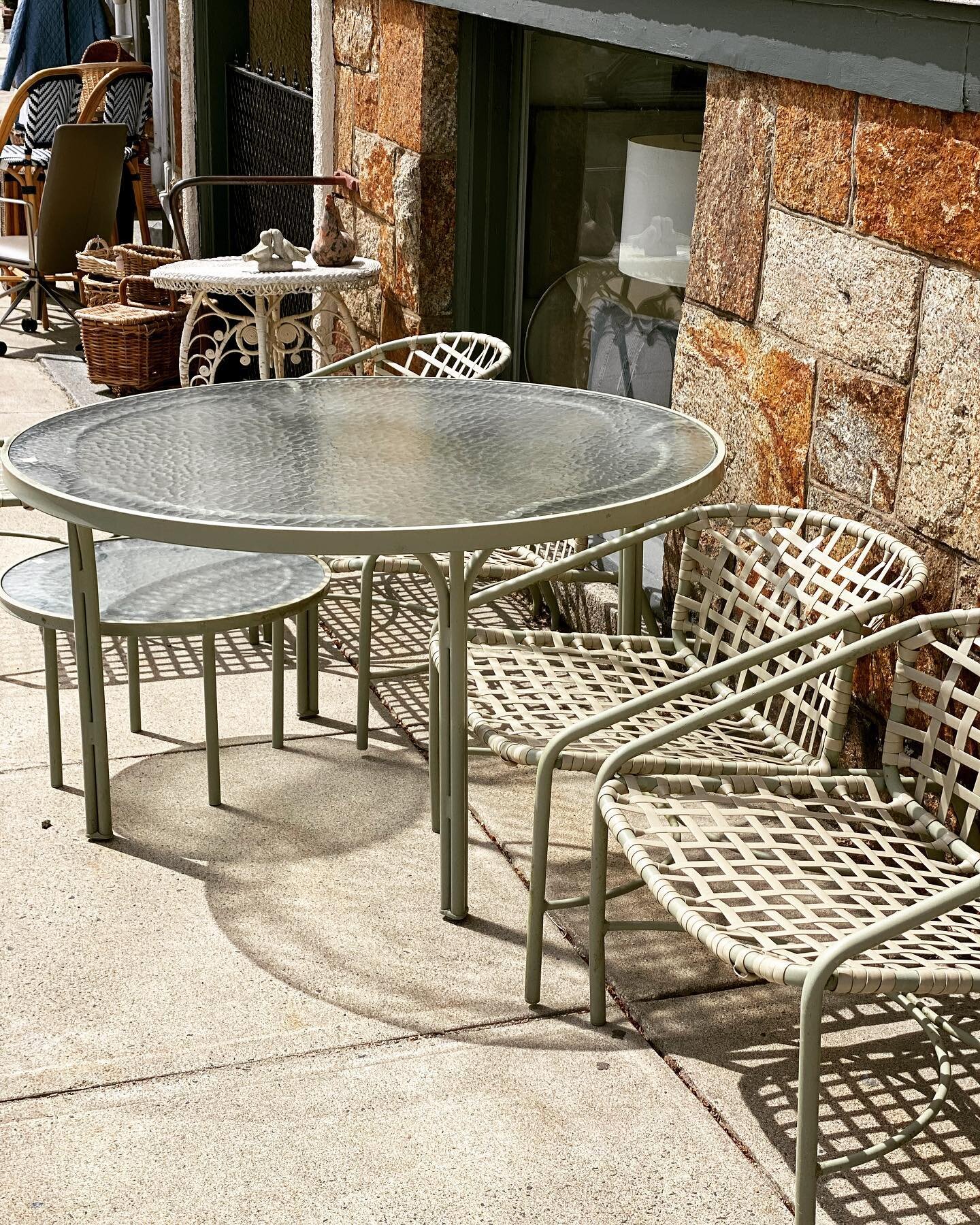 Spring has sprung - the time for outdoor dining has finally arrived. Eat/lounge in style with this beautiful MCM Brown Jordan set 🌸 #brownjordan #brownjordanloungers #tadaoinouye #brownjordankantan kantan
