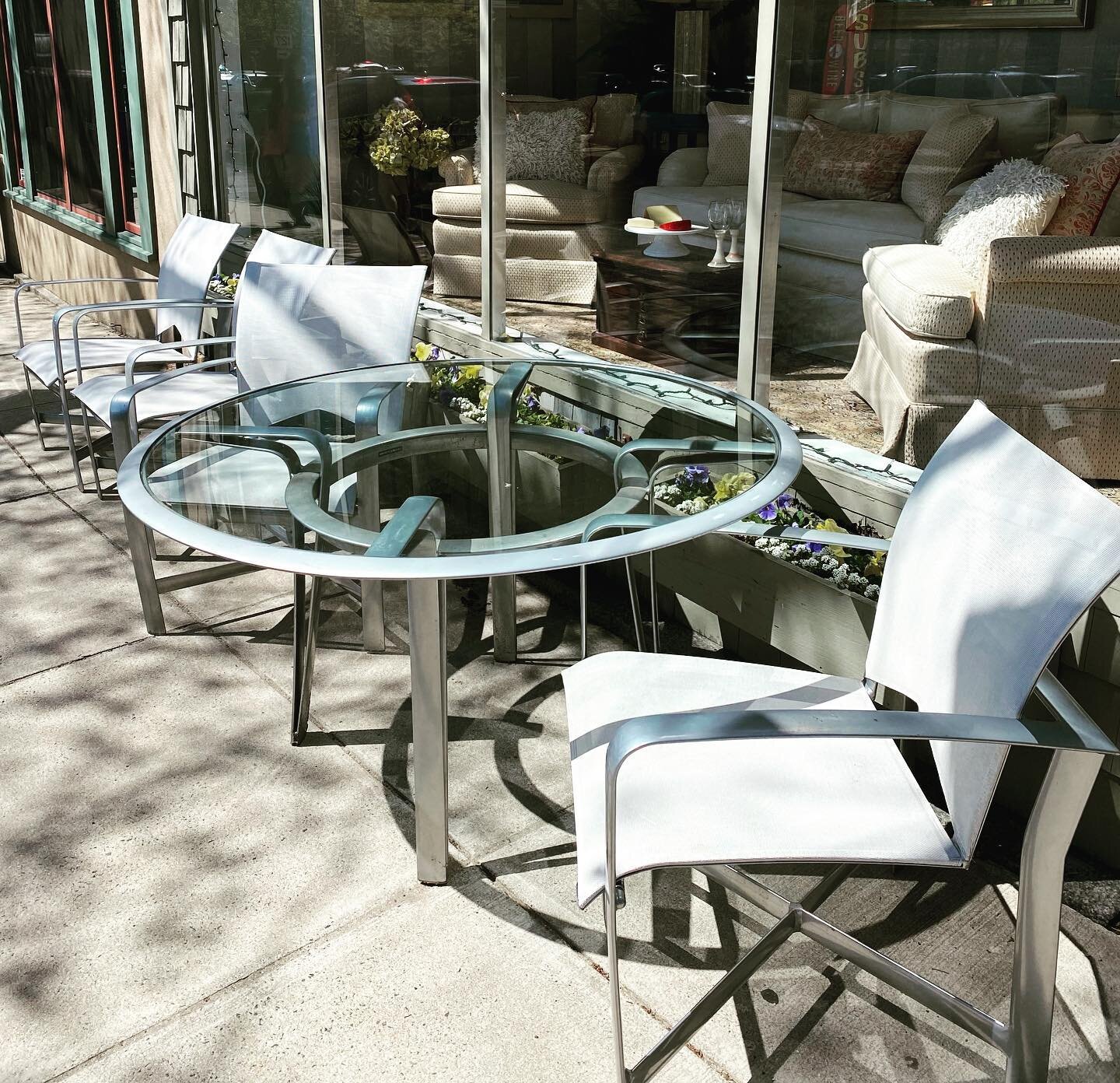 Brown Jordan set - fabulous 💕 beautiful day for new outdoor furniture- not shown in photo lounge chair and side table. Dm for more information #brownjordan #brownjordanfurniture #outdoordining