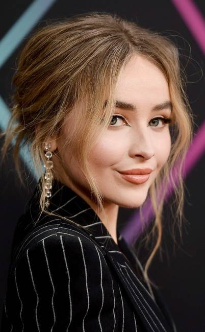 rs_634x1024-181111200203-634-Sabrina-Carpenter-PCA-Beauty-GettyImages-1060373070.jpg