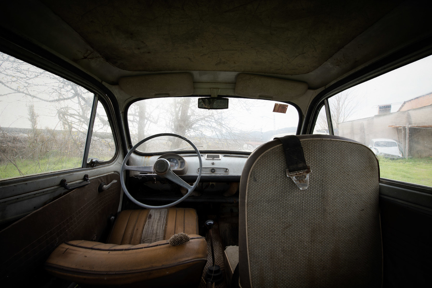 abandoned-places-car-volkswagen.jpg