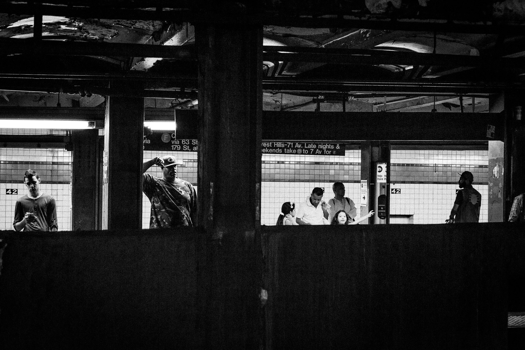 photos-inside-subway-nyc-black-and-white.jpg