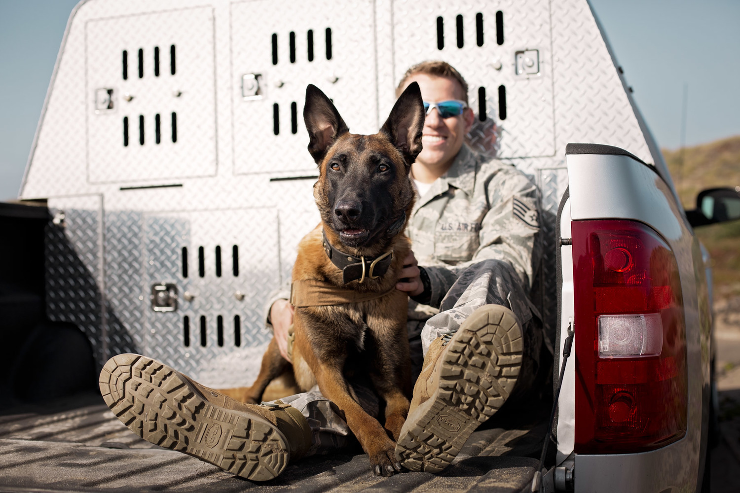 military-man-and-dog-in-pickup-truck.jpg
