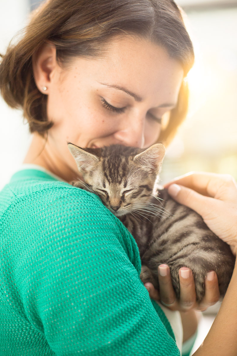woman-hugging-little-cat-pet-photographer-los-angelesjpg.jpg