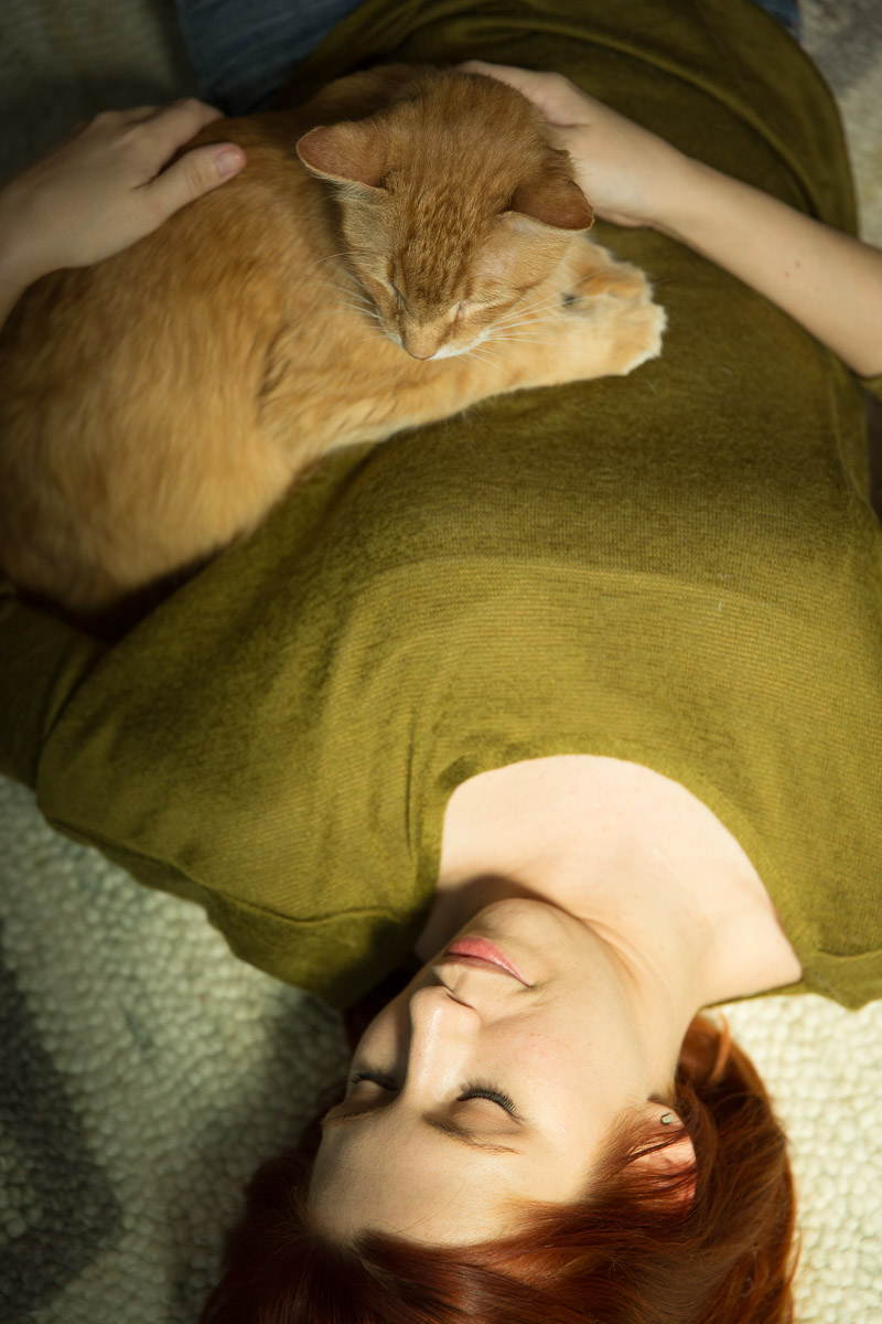 woman-with-cat-laying-chilling-pet-photographer.jpg