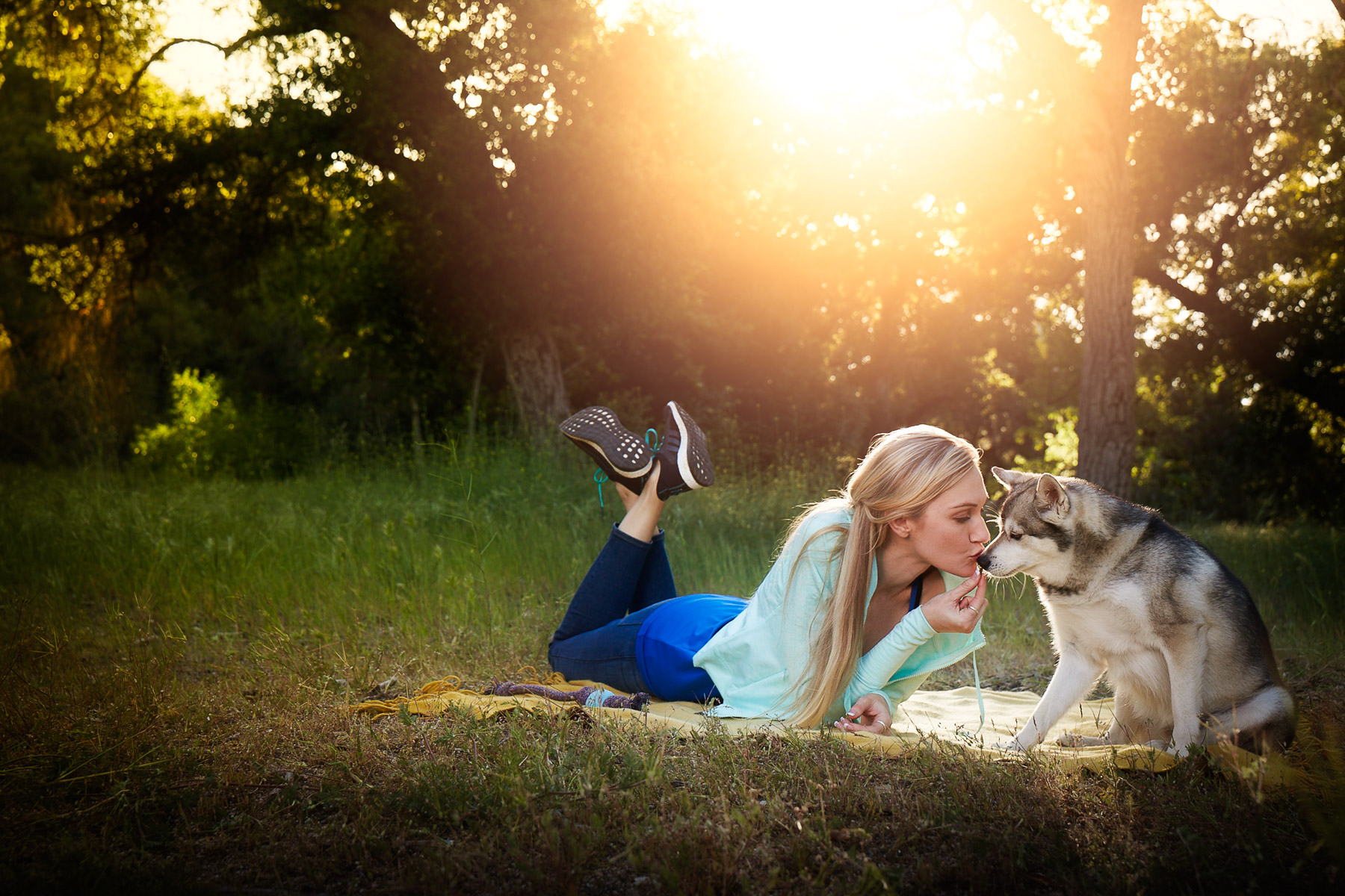 girl-kissing-dog-sunset-picnic-with-dog-healthy-life-fitness-photography-natural-balance.jpg