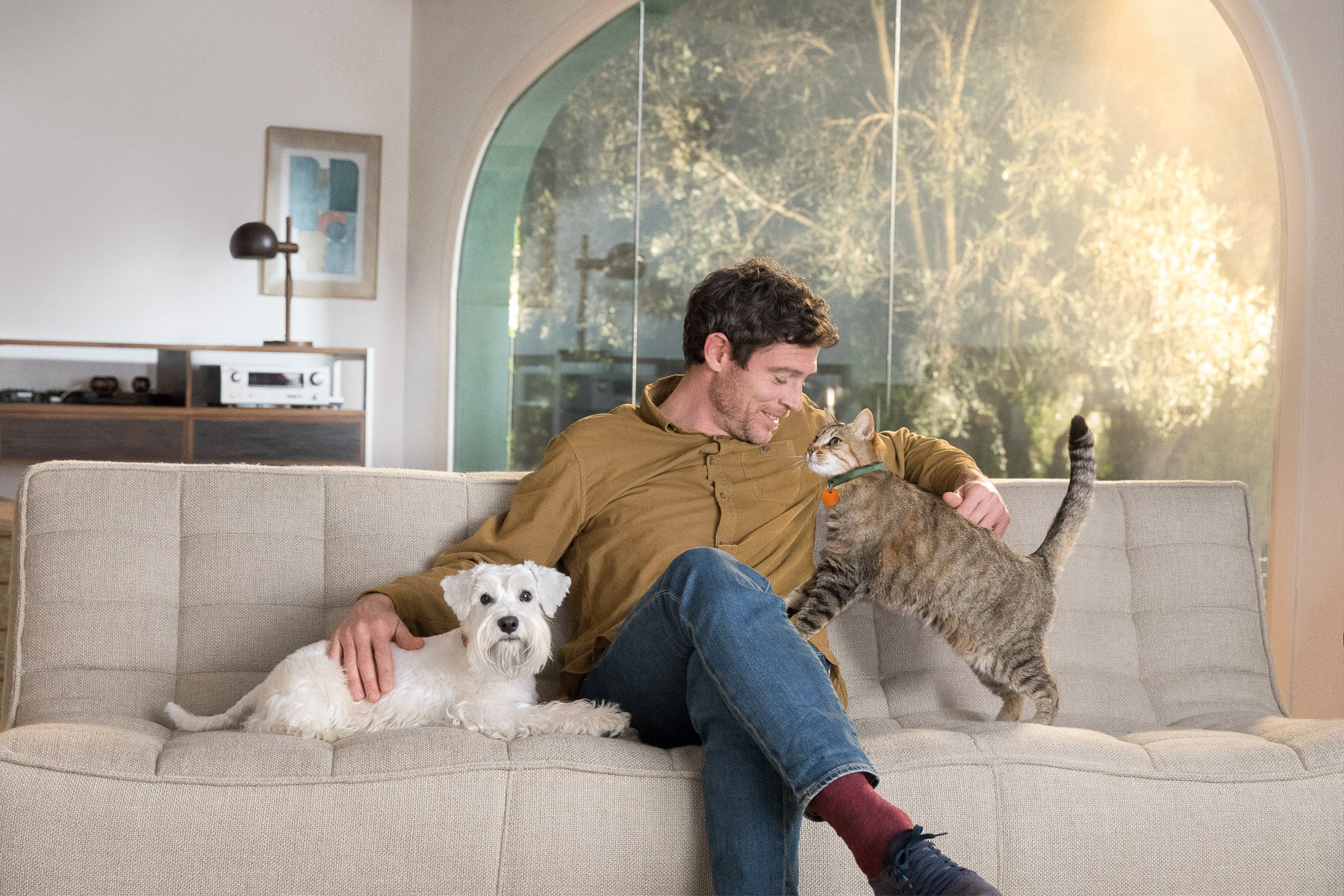 man-on-couch-with-pets-happy-los-angeles-animal-photographer.jpg