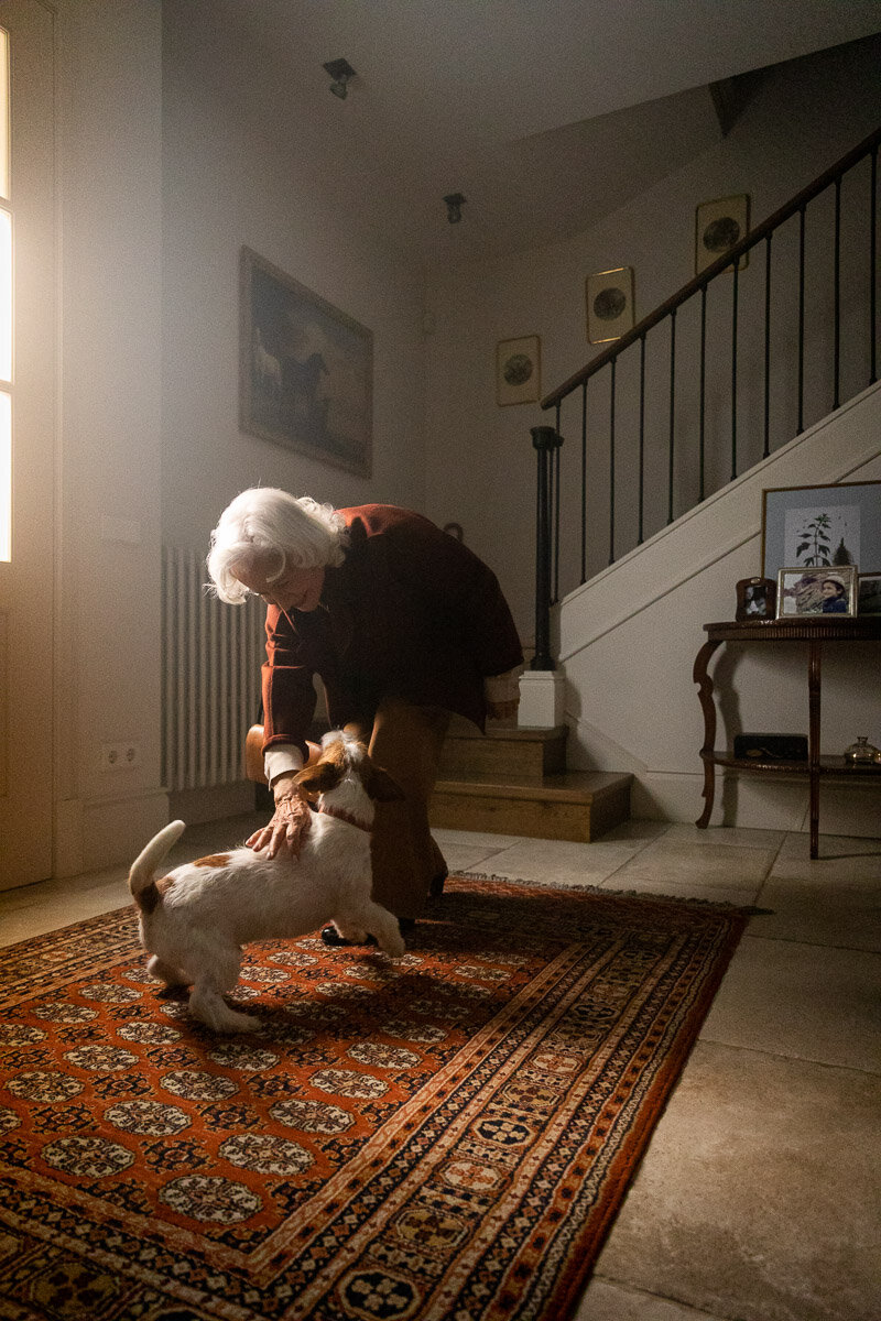 photography-cats-and-dogs-barcelona-dog-greeting-woman-door.jpg