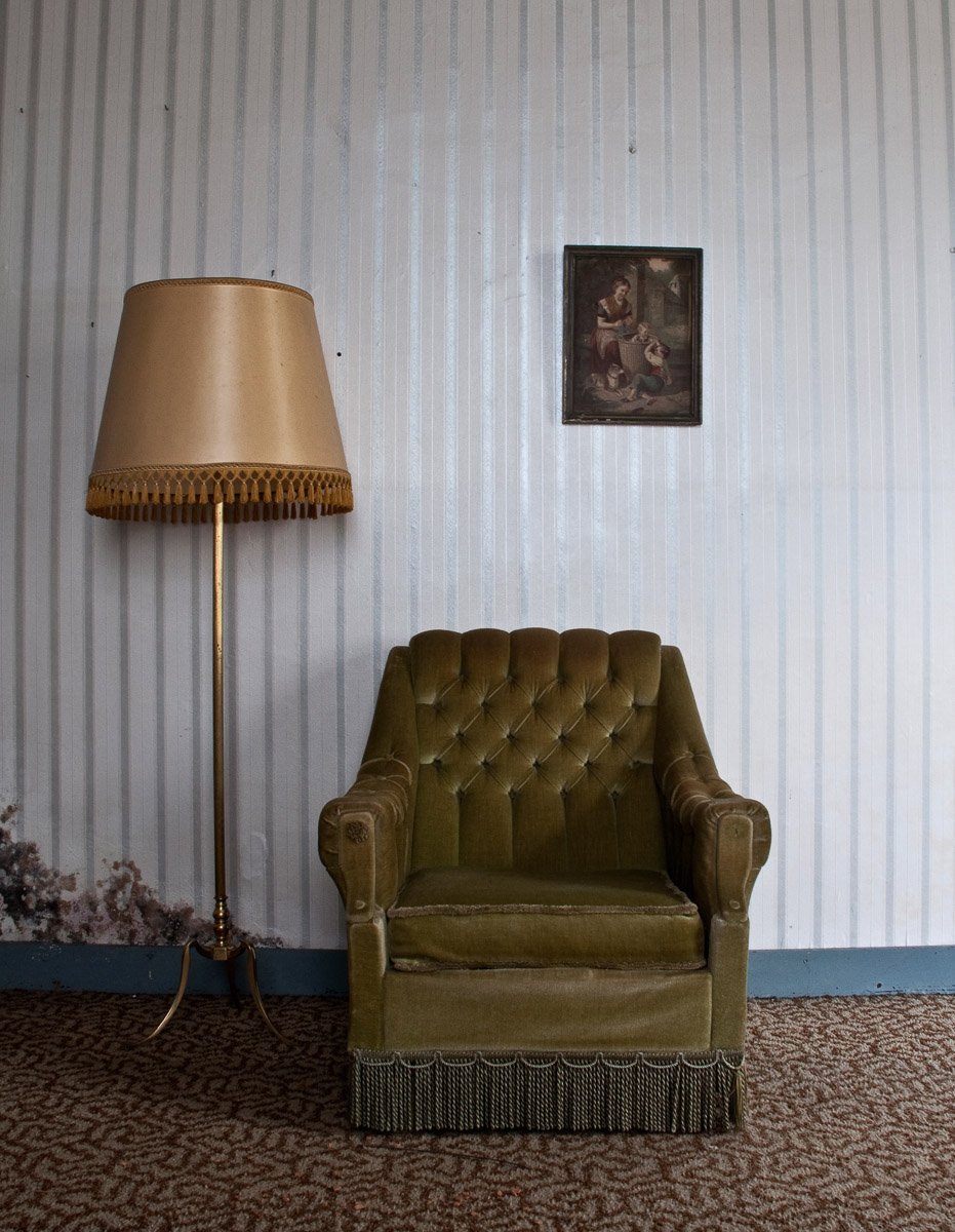 chair-lamp-living-room-empty-abandoned-house-belgium-alicia-rius.jpg