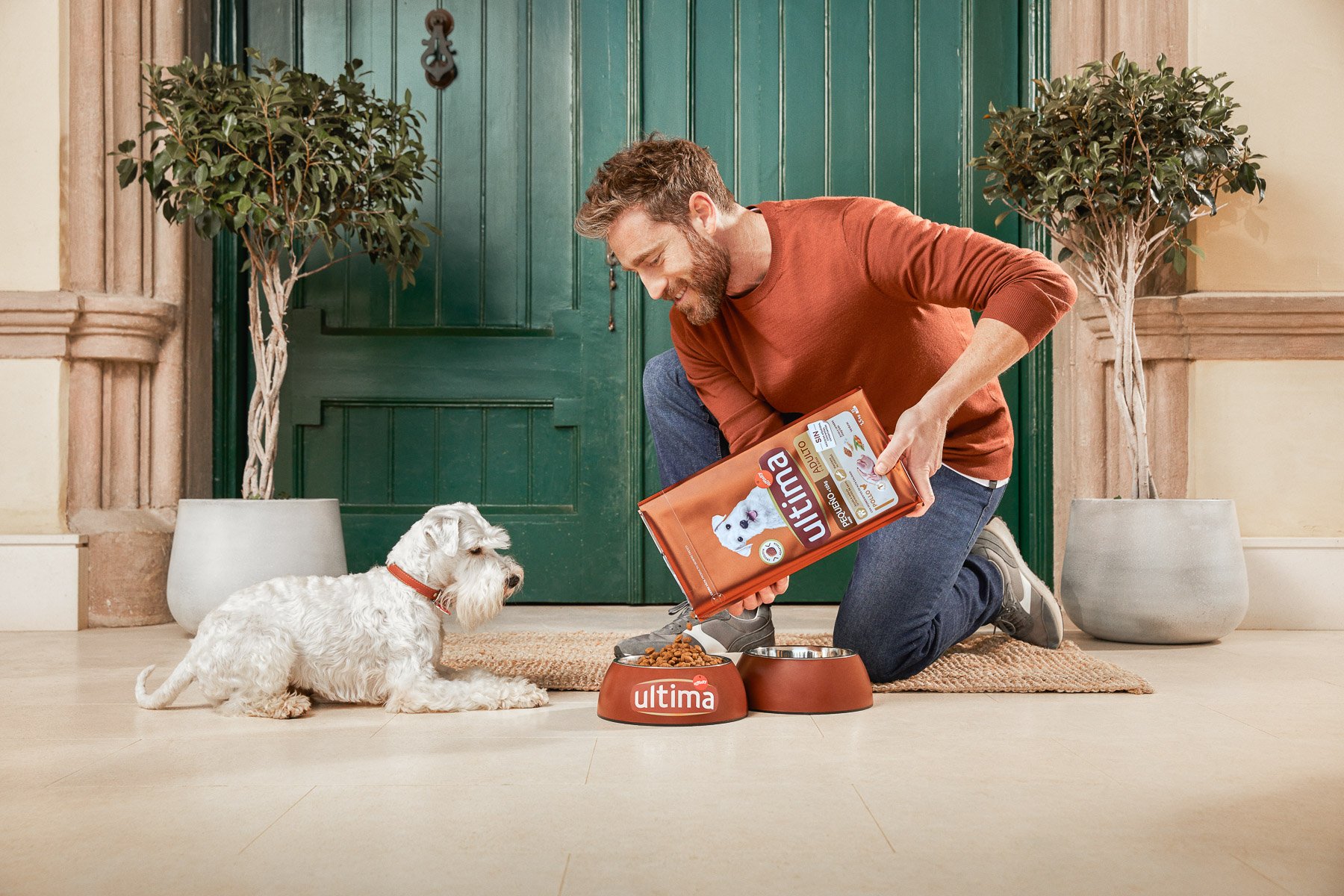 dog-photographer-barcelona-commercial-man-serving-dog-food-in-bowl-.jpg