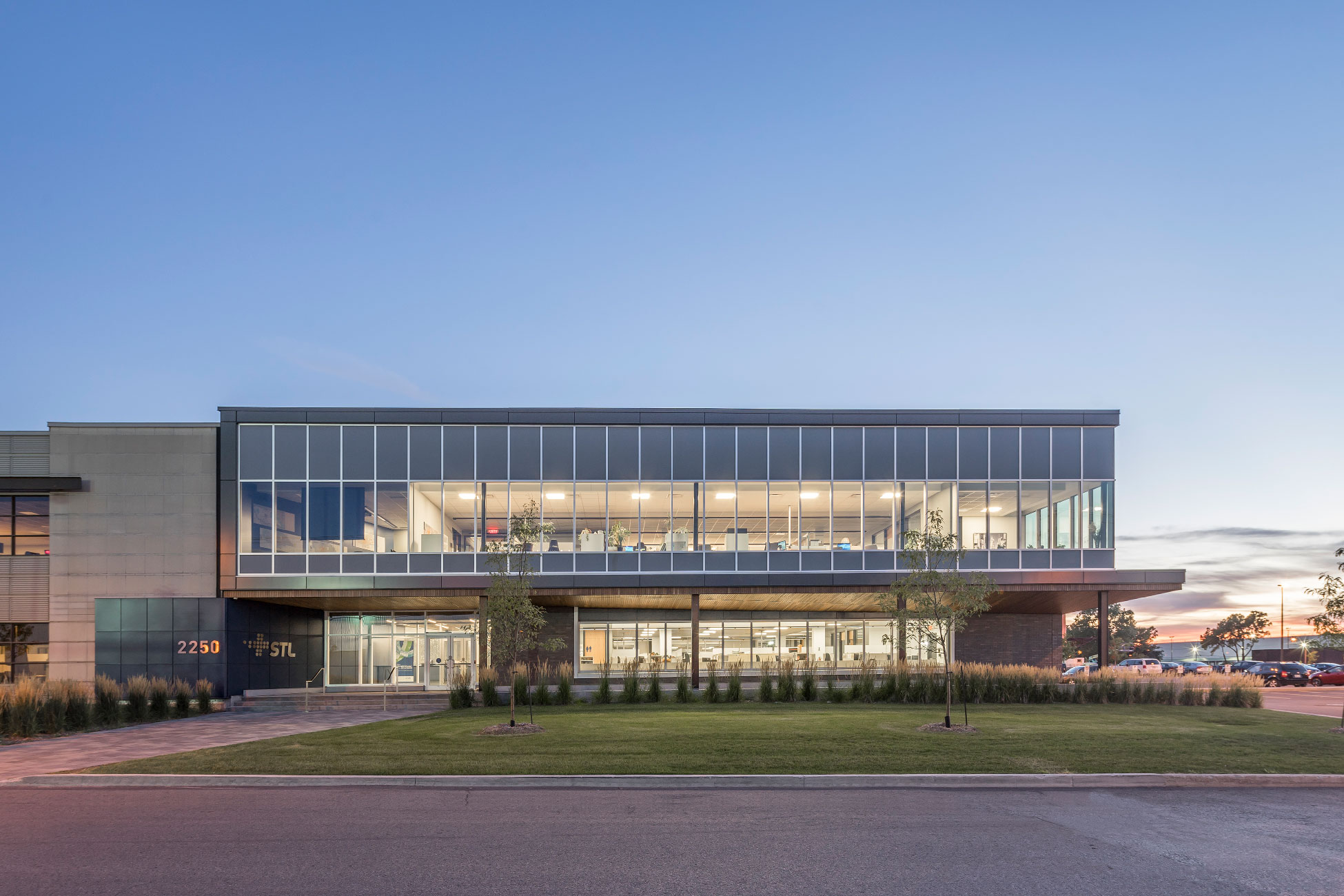  Bureaux STL /  GCBD Architectes  © Raphaël Thibodeau 