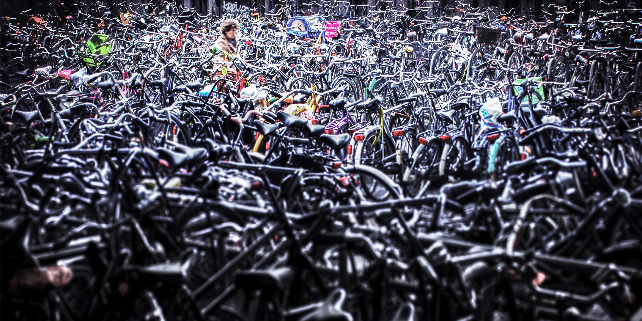  Petites personnes / J'étais barré à côté d'un vélo gris, il me semble. © Raphaël Thibodeau 