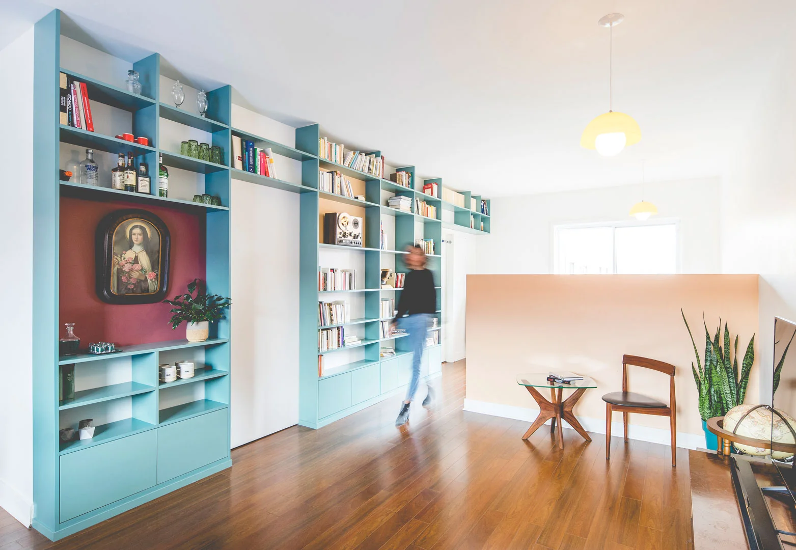 <<<<< BACK Le mur/biblio de Patrick - atelier catherine catherine © Raphaël Thibodeau