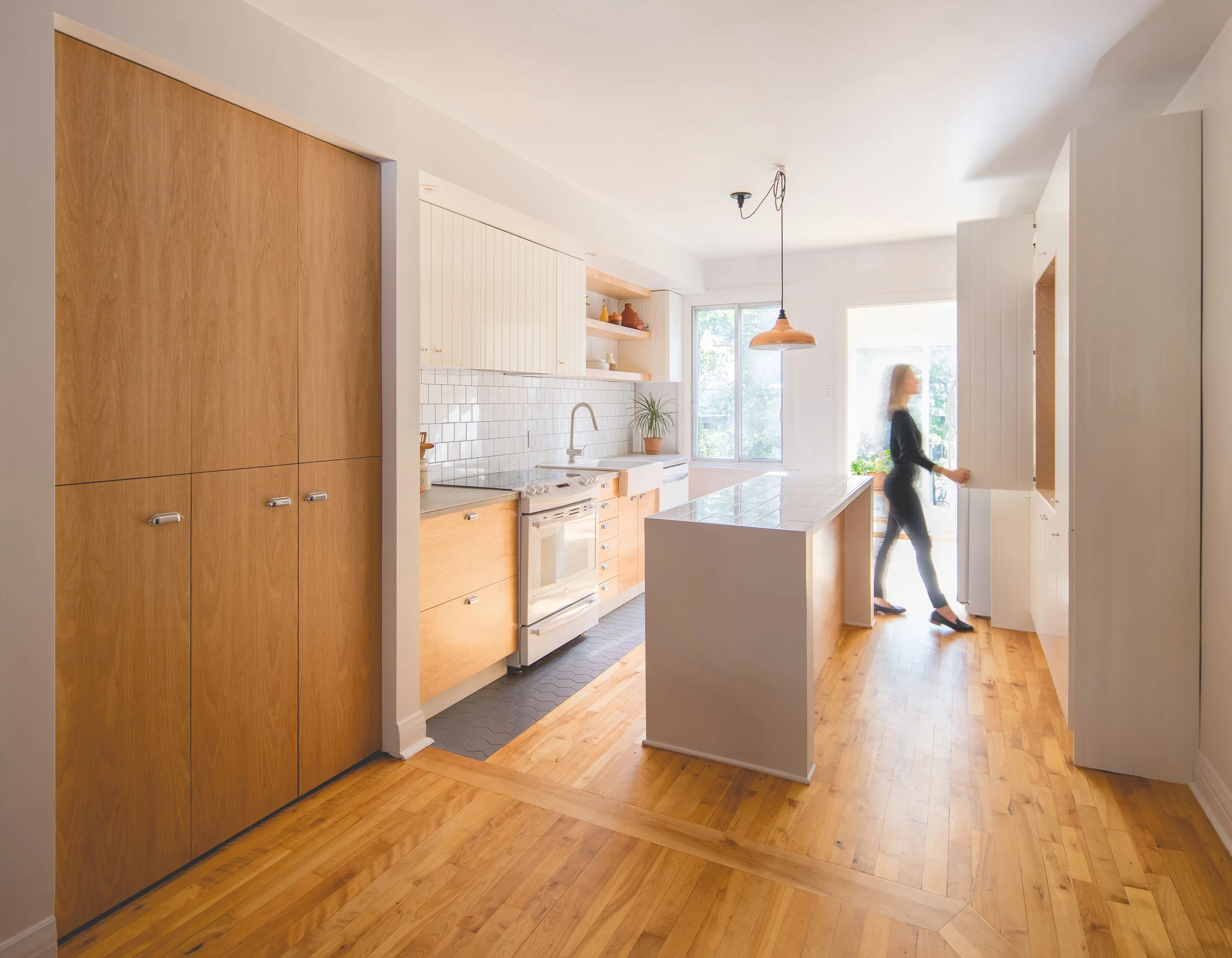 <<<<< BACK Cuisine et entrée d'Isabelle - atelier catherine catherine © Raphaël Thibodeau