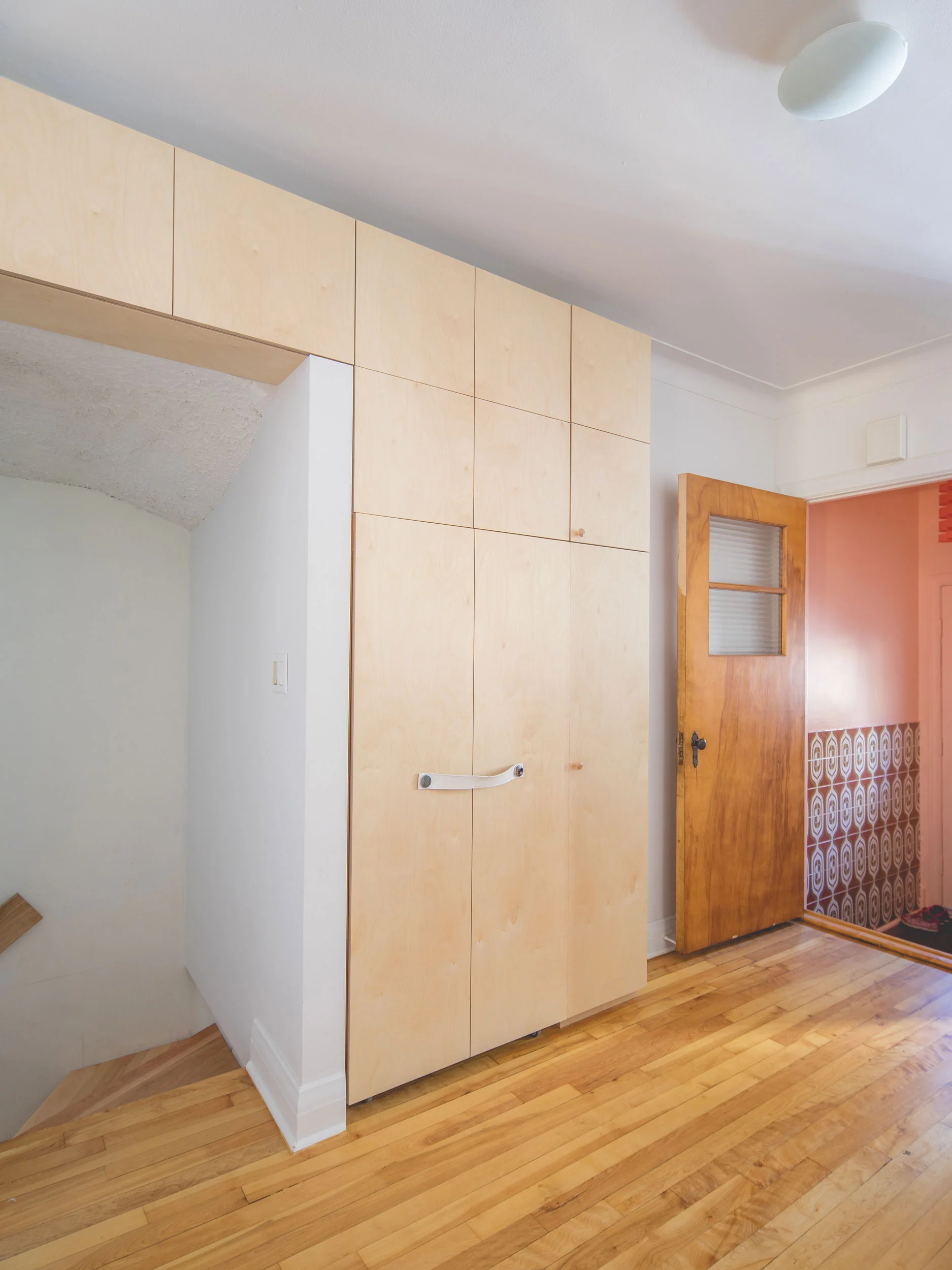<<<<< BACK Cuisine et entrée d'Isabelle - atelier catherine catherine © Raphaël Thibodeau