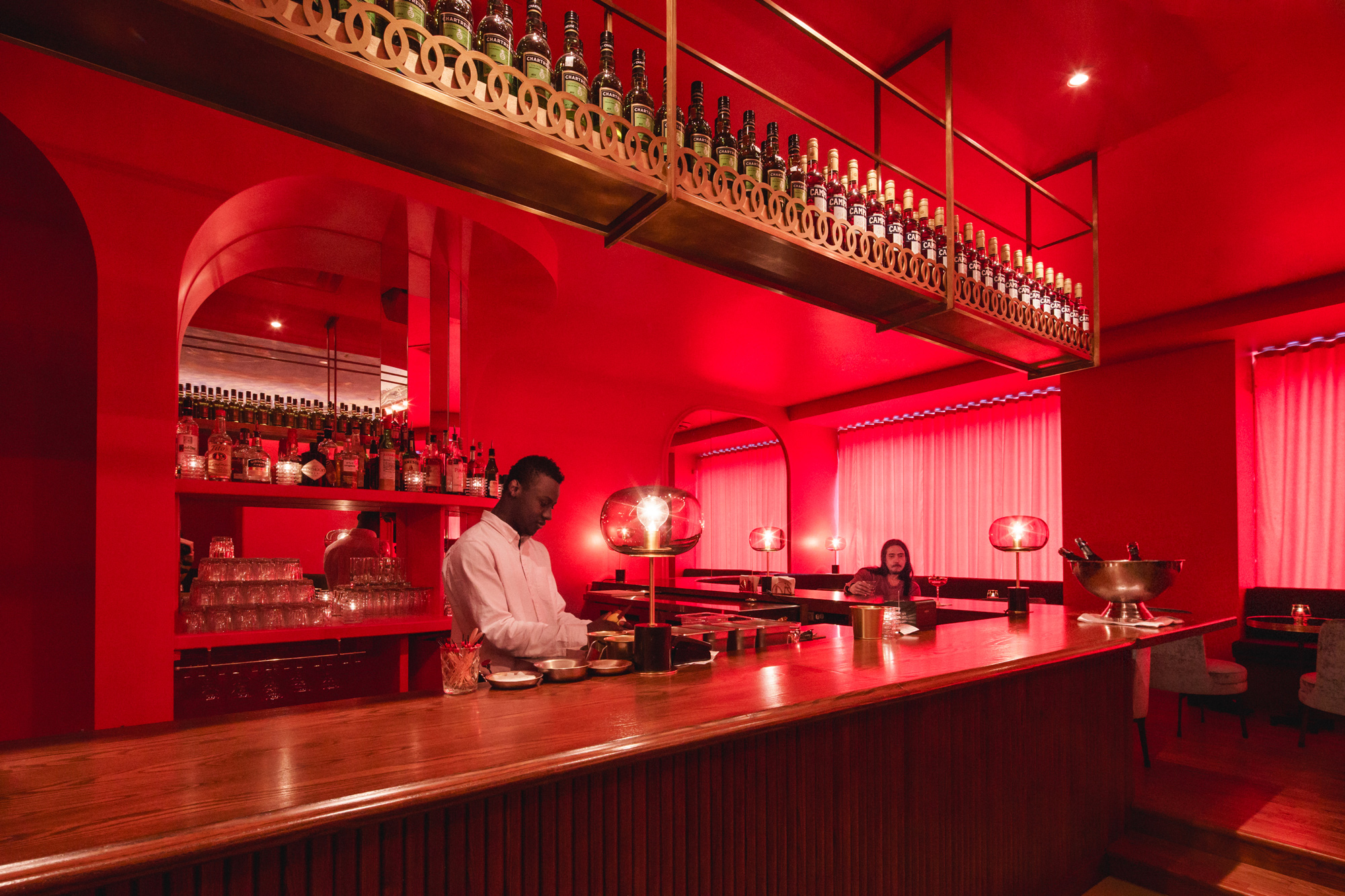   &lt;&lt;&lt;&lt;&lt;  BACK  Bar Vol de nuit, par  Alain Carle Architecte  © Raphaël Thibodeau 