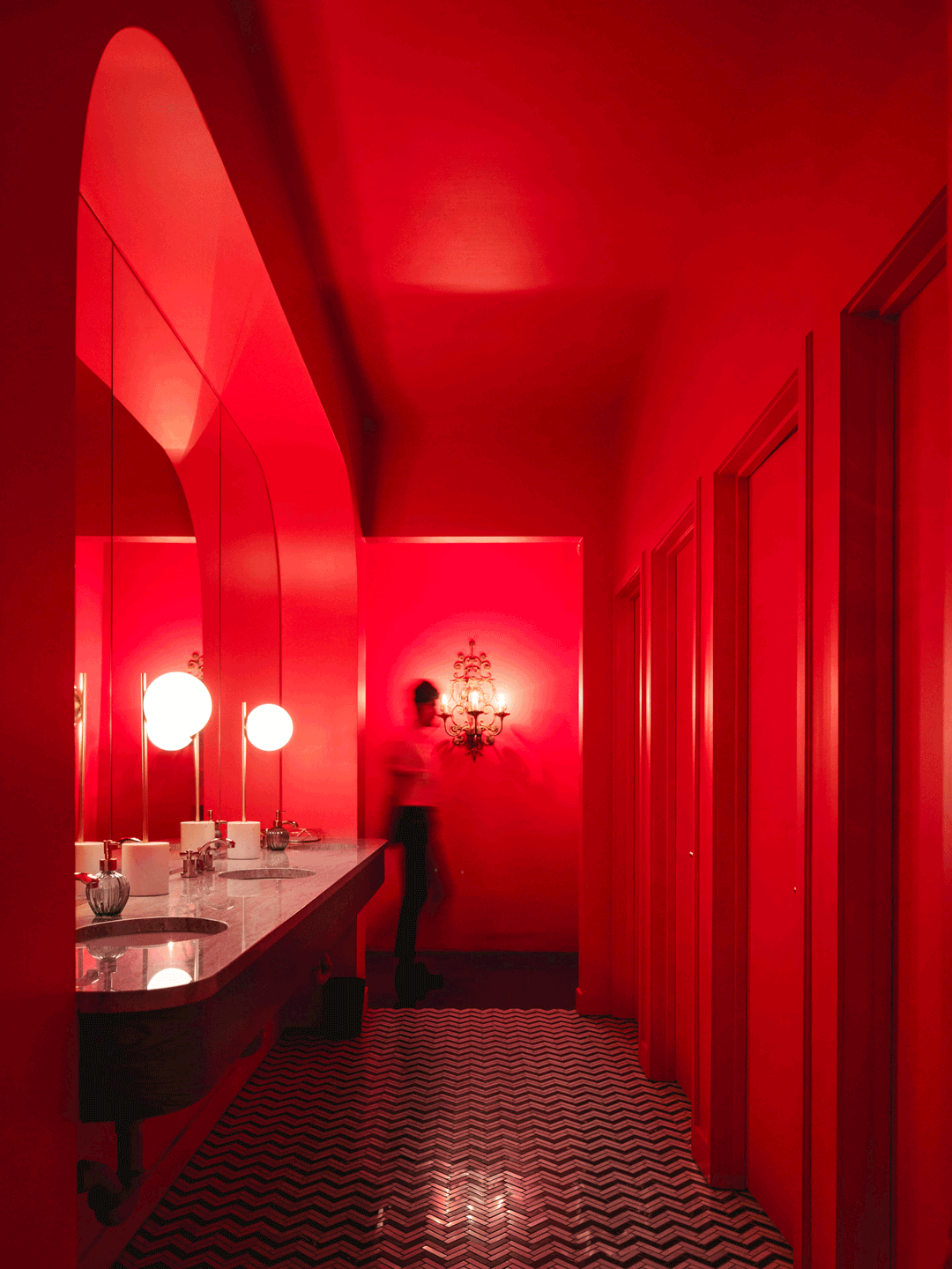   &lt;&lt;&lt;&lt;&lt;  BACK  Bar Vol de nuit, par  Alain Carle Architecte  © Raphaël Thibodeau 