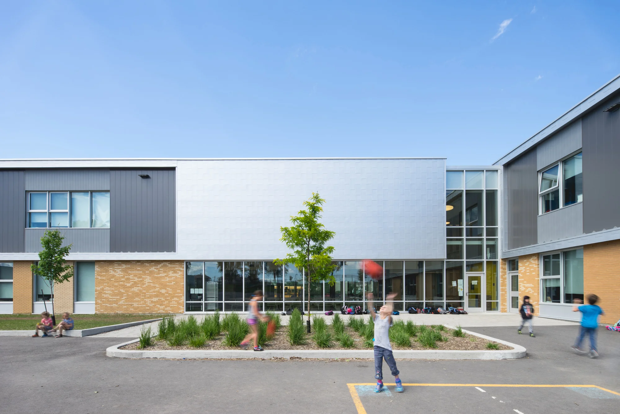 <<<<< BACK École Jardins-des-Patriotes BBBL Architecture © Raphaël Thibodeau