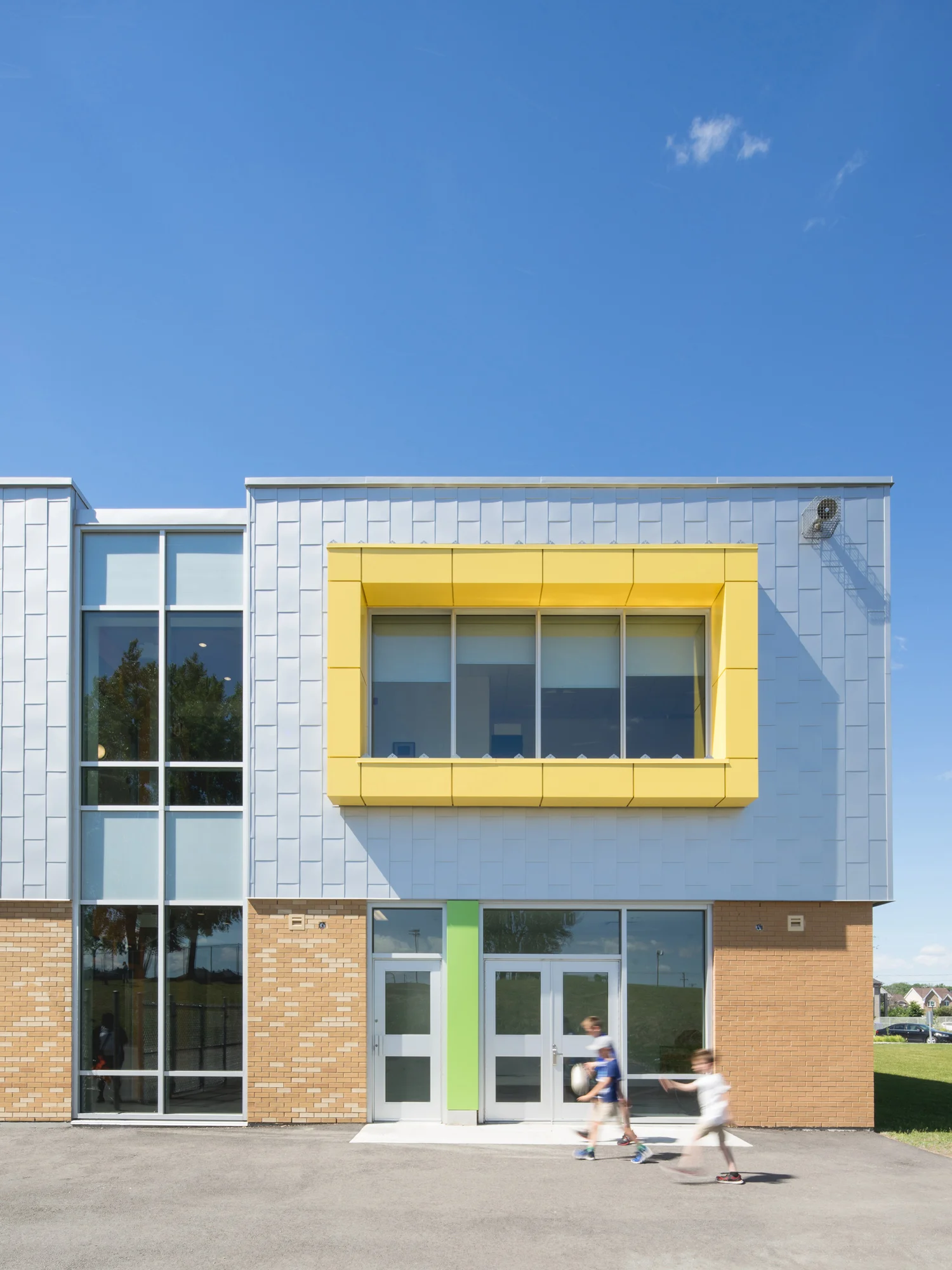 <<<<< BACK École Jardins-des-Patriotes BBBL Architecture © Raphaël Thibodeau