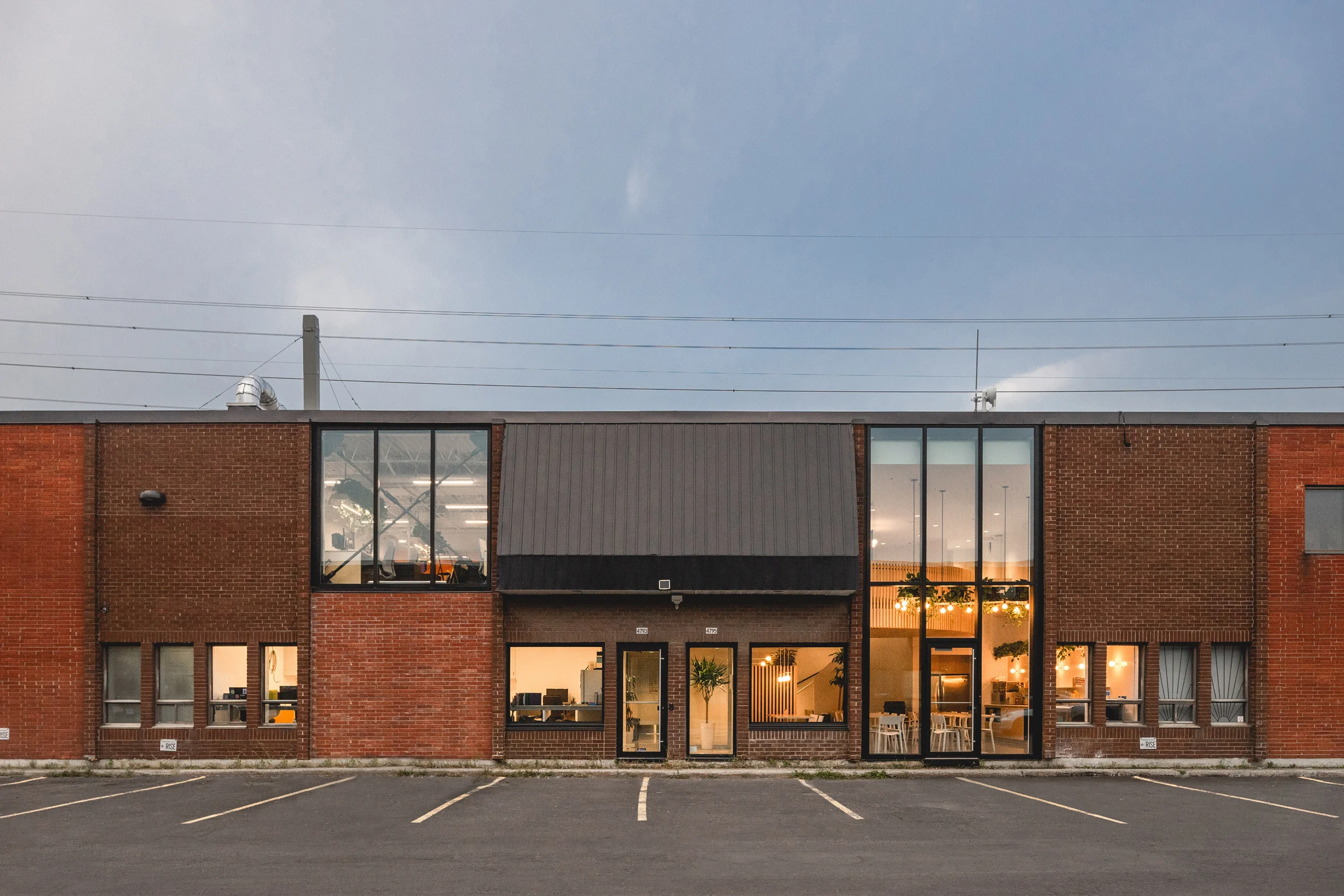 <<<<< BACK RISE Factory - L. McComber © Raphaël Thibodeau