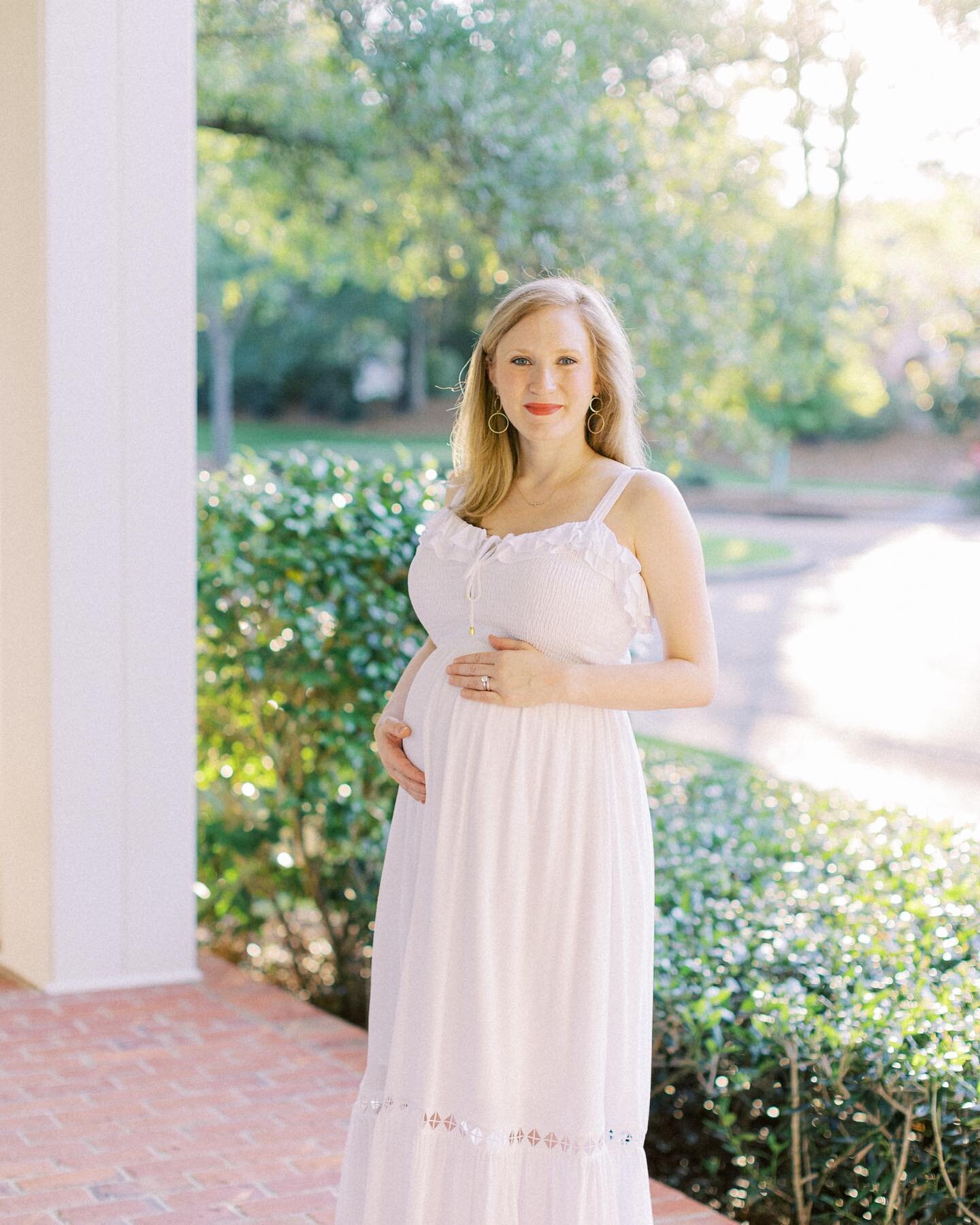 We got rained out twice before we could finally take Caroline&rsquo;s maternity photos - but I think the sunshine was worth waiting for 🤩