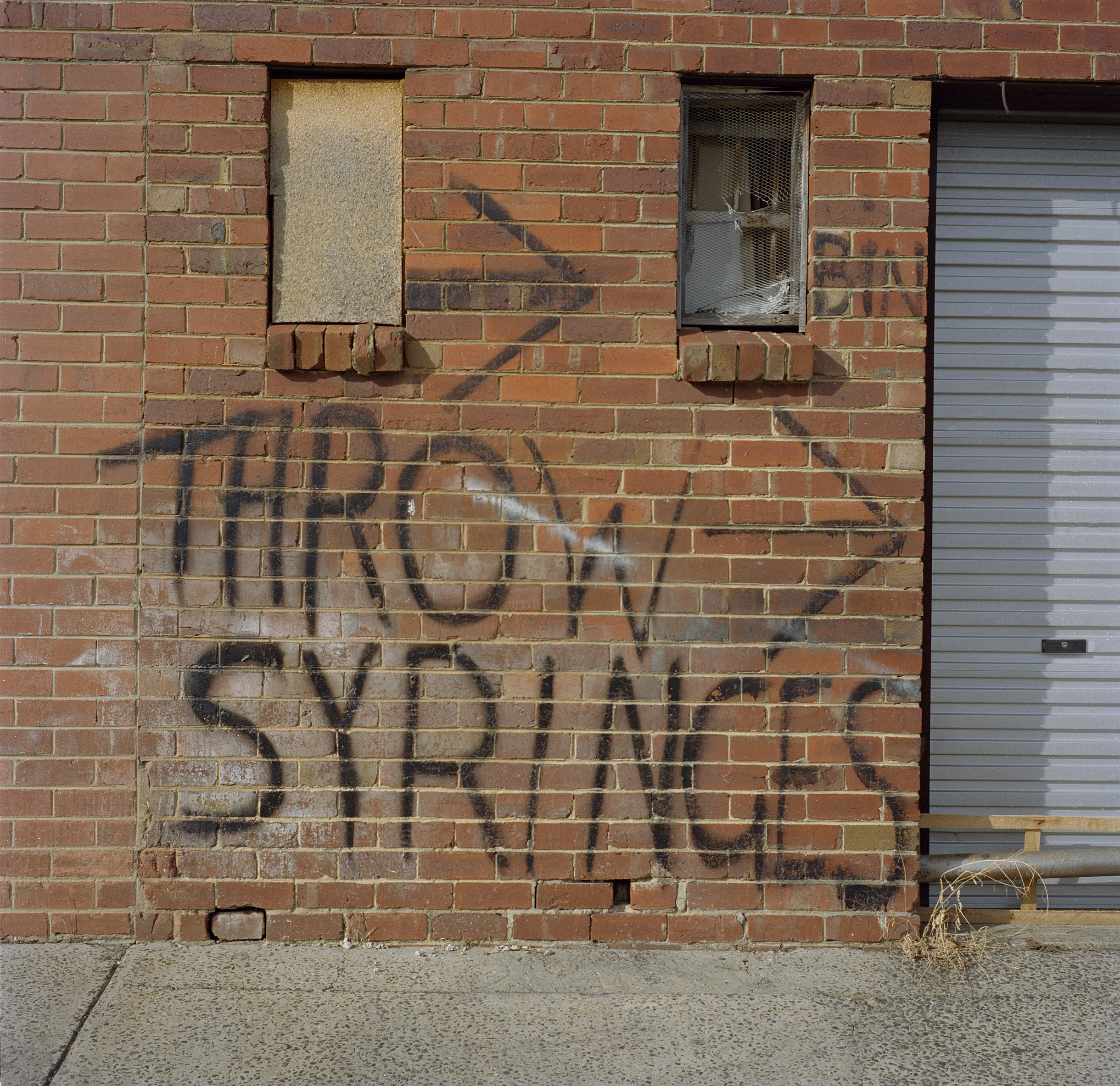 Throw syringes in the bin (2009)