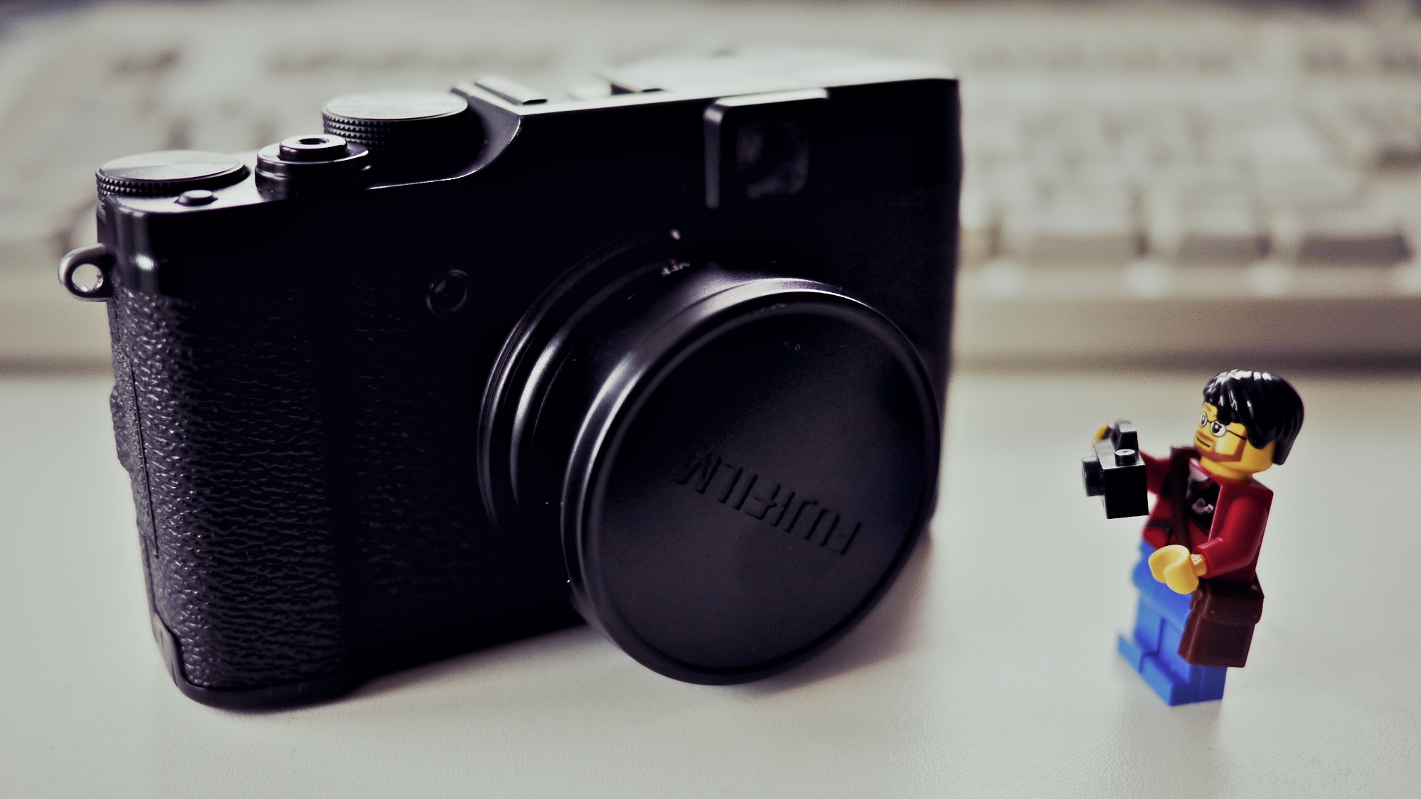 Hands on with the Fuji X-10 Thomas Fitzgerald