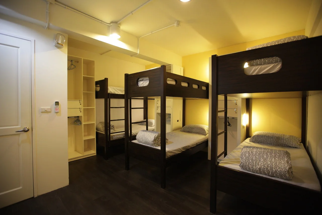 8 Beds Mixed Dorm