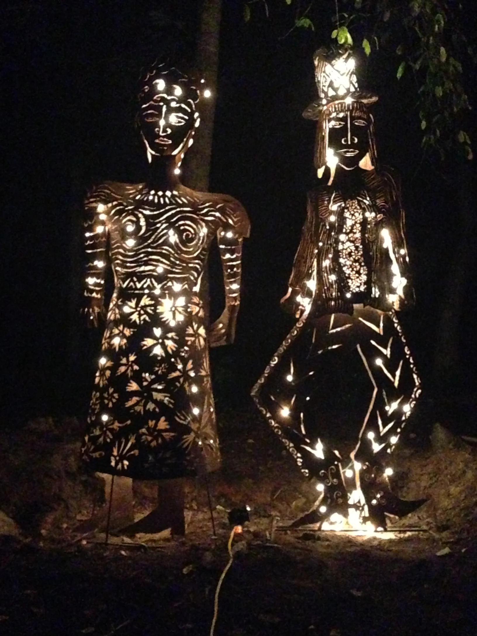 Agauche and Adroite (at night)