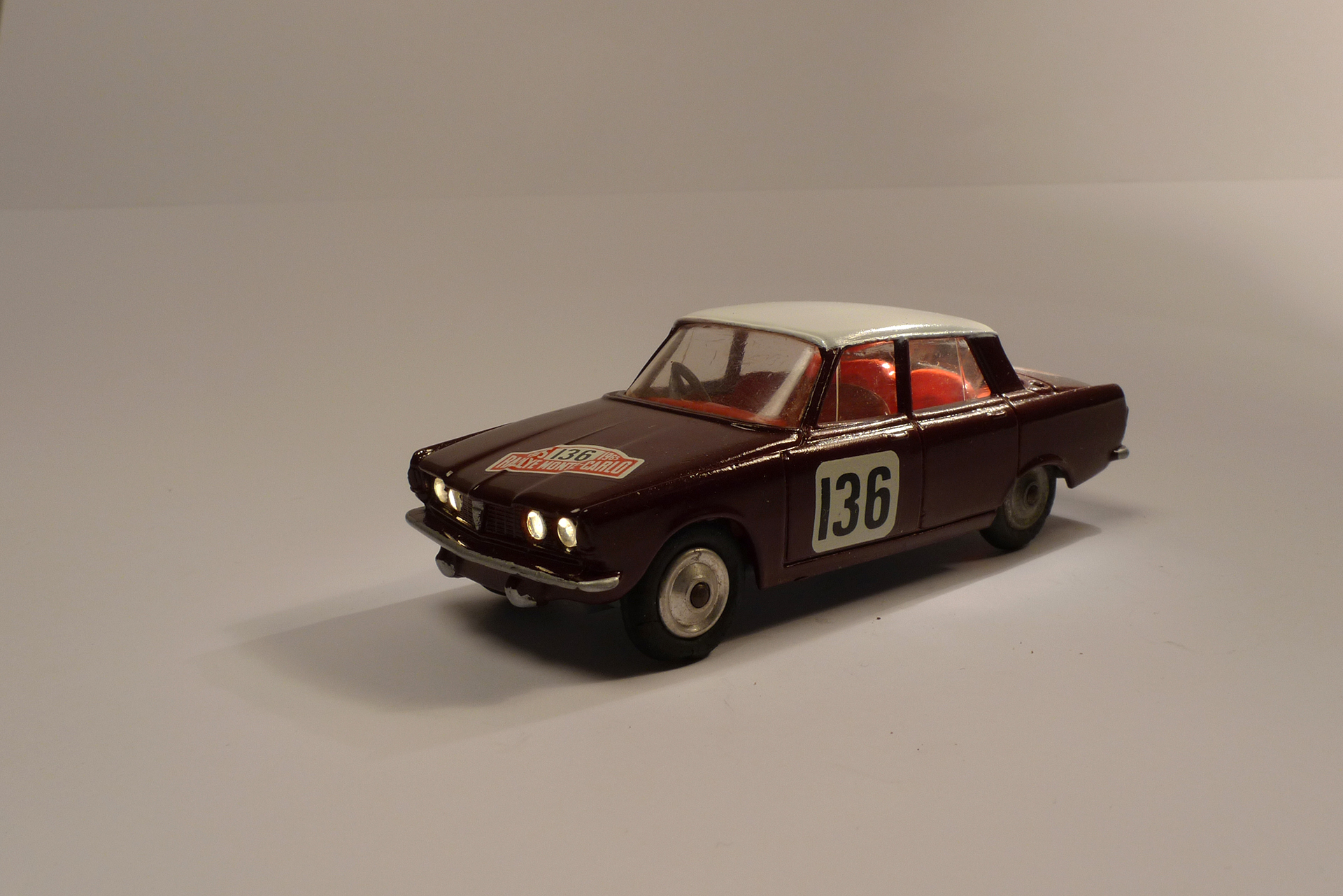 Corgi_322_Rover_Monte_Frontseite_dunkel.jpg