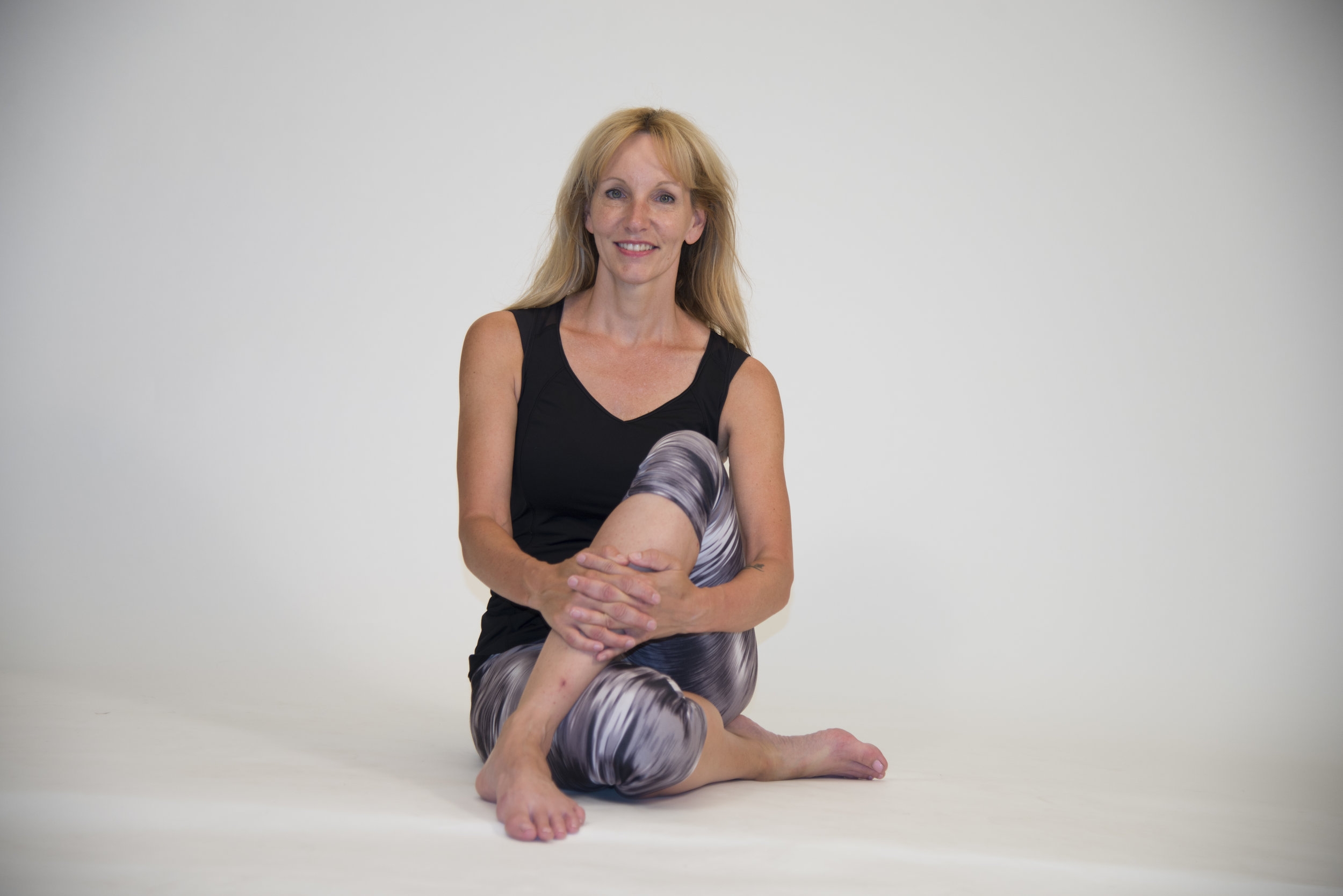 Nathalie Poulin : Être entraîneure est pour elle une passion! Elle adore rencontrer des gens formidables et les voir progresser à travers l'activité physique. Certifiée CanFitPro depuis 2013 ; Spécialiste en entraînement de cours de groupe. Certifiée également en Pilates, Piloxing et essentrics, toujours dans le but de s'améliorer en tant que «coach».