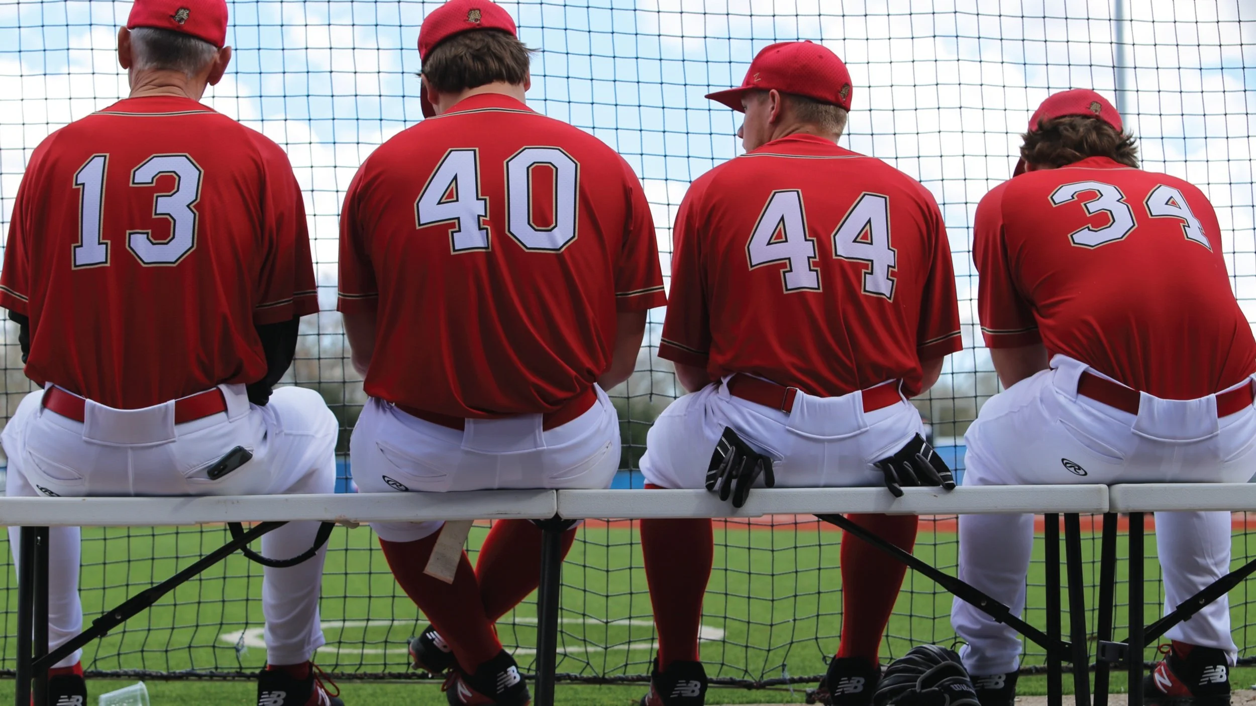 3048x1905-Baseball-team-on-bench-Image.jpg