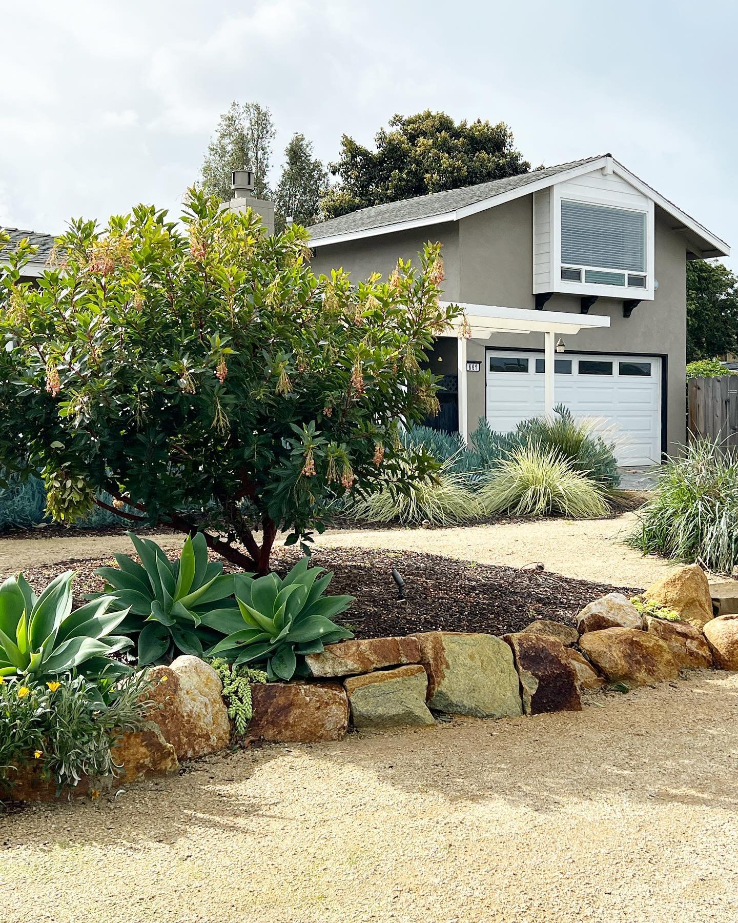 A smaller renovation with a mighty impact. You don&rsquo;t need to blow your budget to get a landscape that makes you happy every day. Keep swiping to see before we gave this home new life. ✨
.
.
.
#landscapedesign #landscapedesigner #shareslo #805li