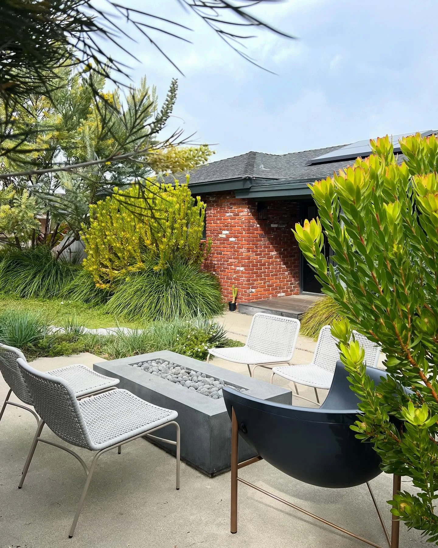 The front yard fire lounge ✨
.
.
.
#ncdesigns #landscapedesign #landscapearchitecture #landscapedesigner #shareslo #805living #gardendesign #landscaperenovation #droughttolerant #designforliving #sunsetmag #sanluisobispo #californiadesign #lososos #c