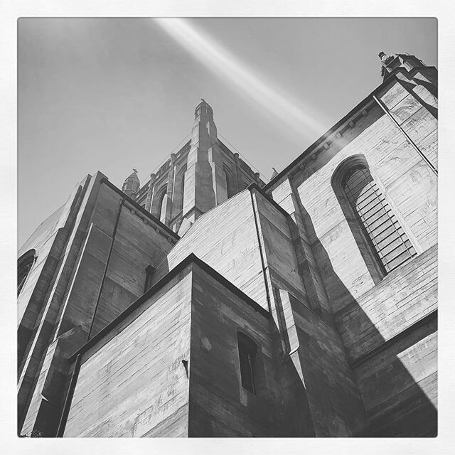 #lookup #macarthurpark #losangeles #crumblingcity #streetsoflosangeles #dtla #church #jj_streetshots #streetphotography #streetphoto_bnw #lunchwalk #architecture #architecturephotography #gooutside