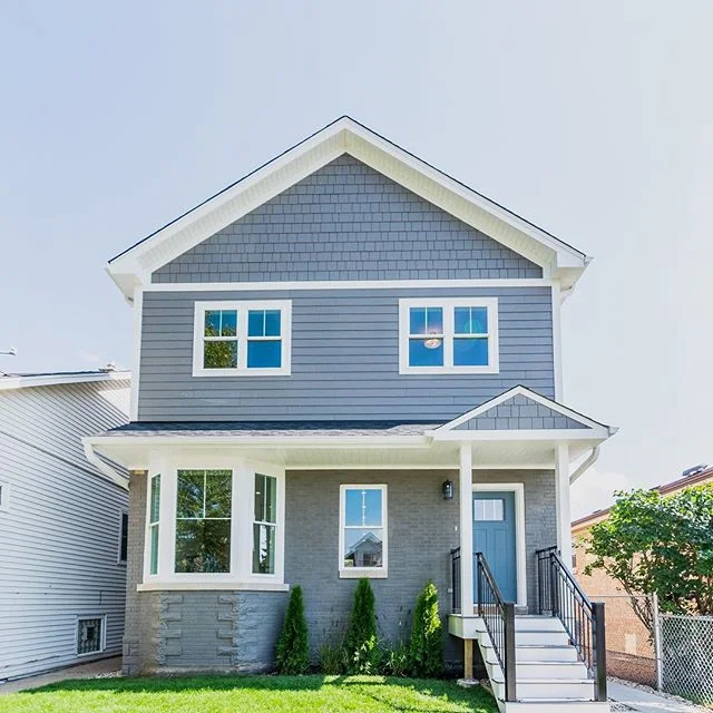 A peek at our recently complete reno project. Open house today 11-1. More pics and details via link in bio. #louisejohnstondesign #chicagointeriordesign #chicagorealestate