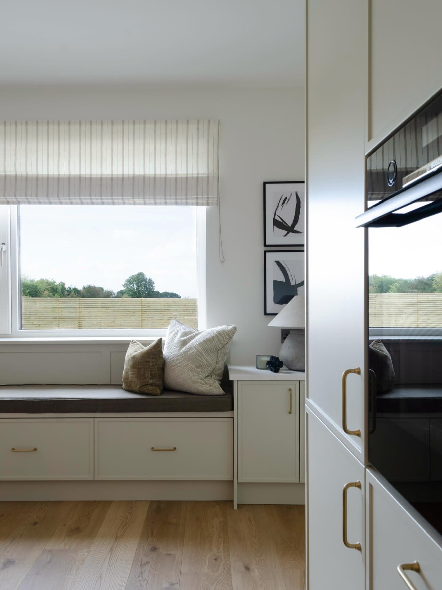There&rsquo;s something so special about a kitchen window seat; a cosy place to perch with tea, chat with the chef, enjoy a glass of wine, or simply take in the garden views. #louisejohnstondesign #interiordesigner #kitchendesign

Photography | @okta