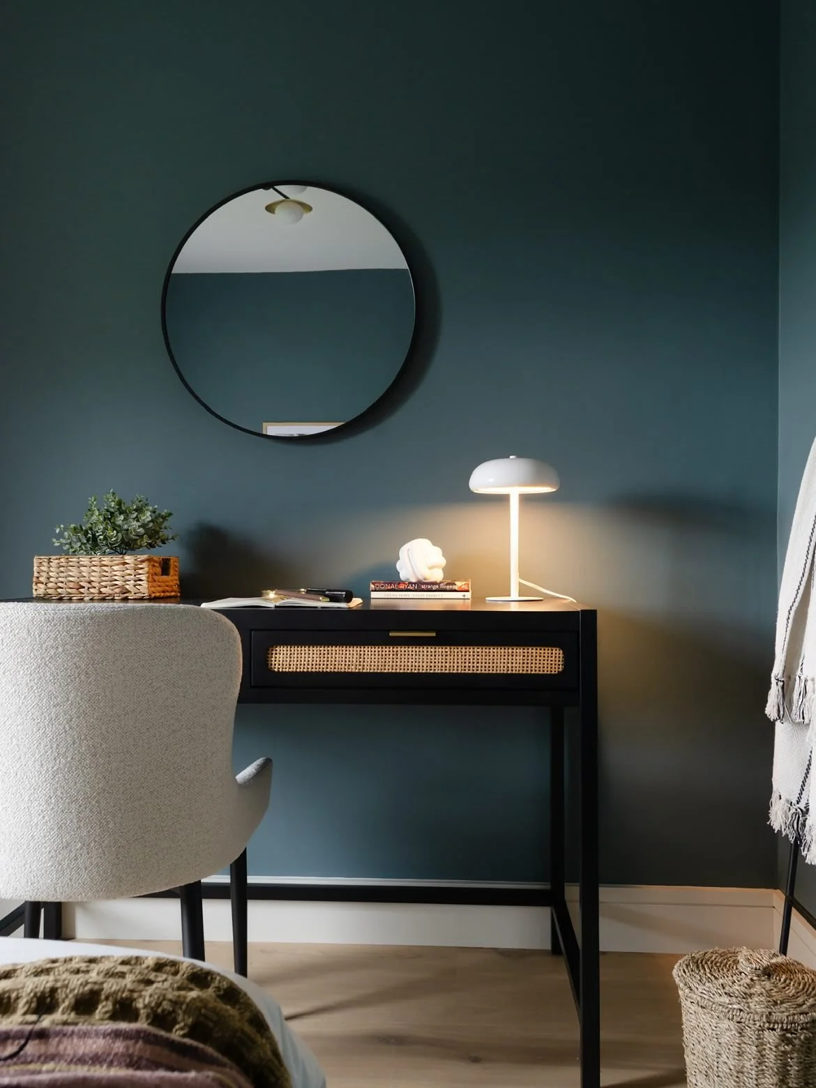 It&rsquo;s officially lamp season. 💡 On these grey, dull days, a little glow in the middle of the afternoon brings the coziest comfort. Look for 2700K bulbs for that warm glow. 
Swipe to see the difference a little lamp light makes in this corner. W