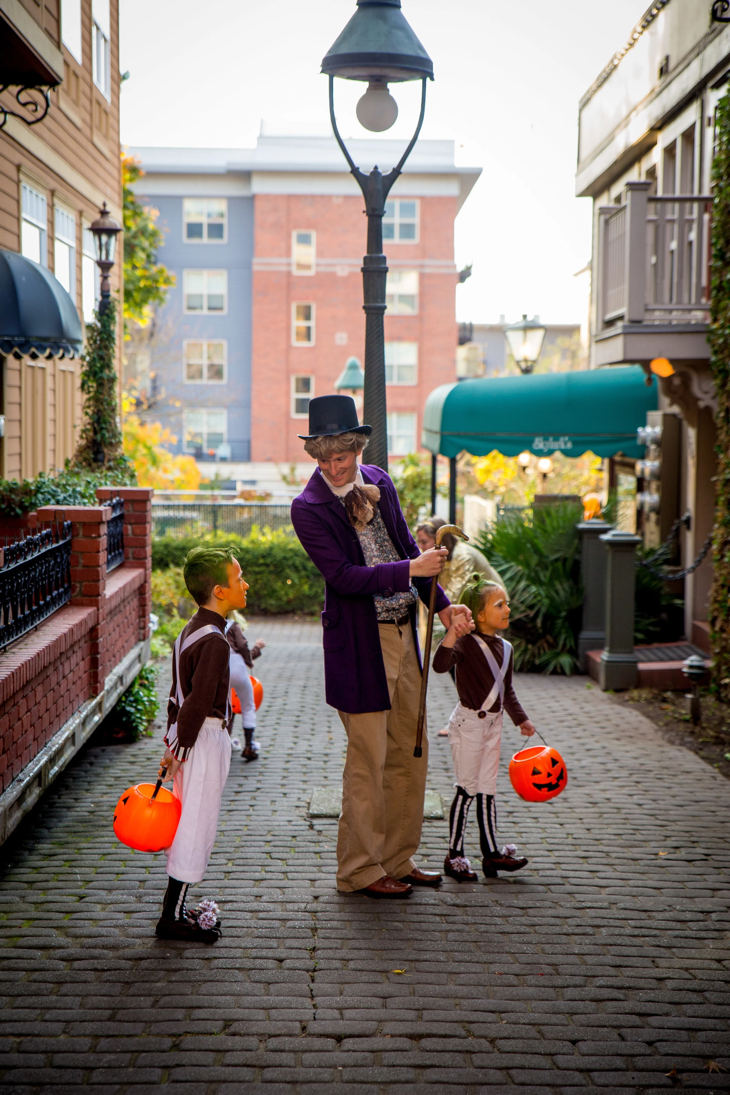 Guys^^^^ The mom was a golden ticket, unfortunately hidden behind Wonka in this candid shot. Don't know these people, but based on the costumes, I kind of wish we did!