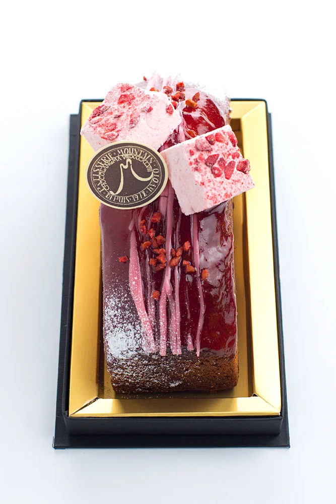 ケーク ルージュ フランボワーズを使ったパウンドケーキ 目にも美味しい鮮やかな飾りつけ。