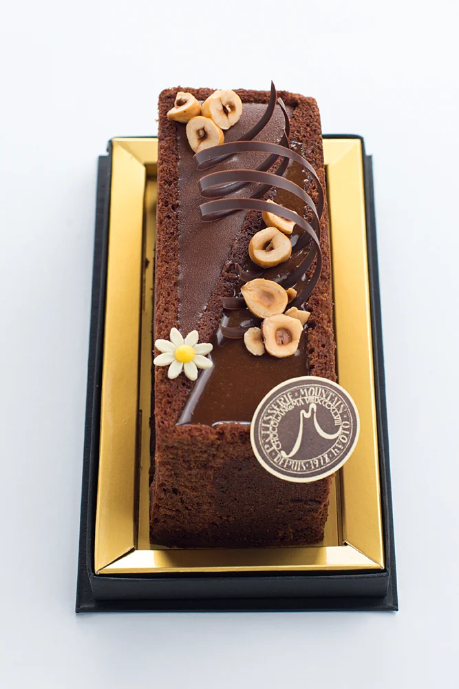 エフ ショコラ クルミと塩を使用したチョコレートのパウンドケーキ。杏のガナッシュ・キャラメルソースとともに。
