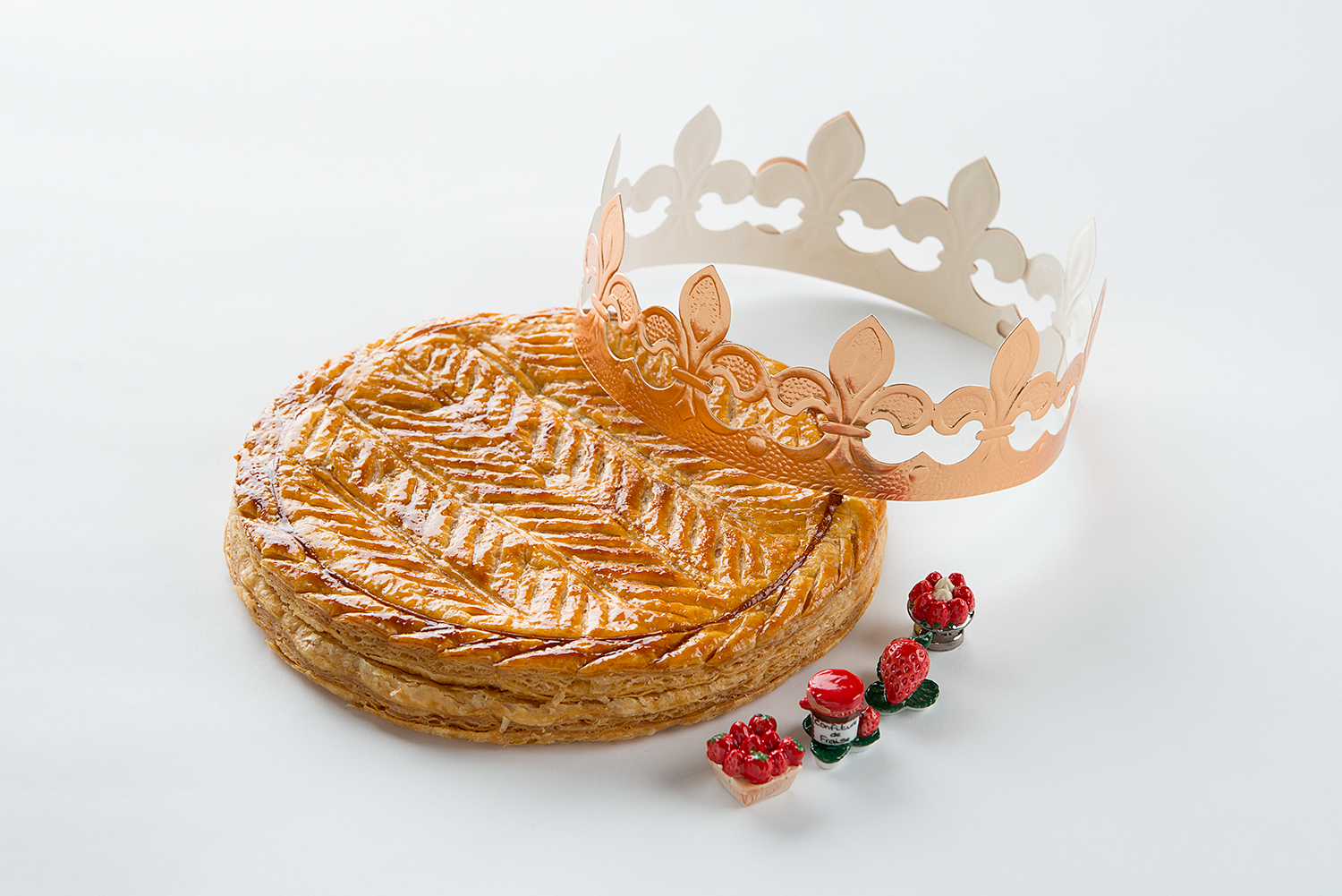 新しい年の幸運を願うフランスの伝統菓子ガレット・デ・ロワ(Galette Des Rois)。